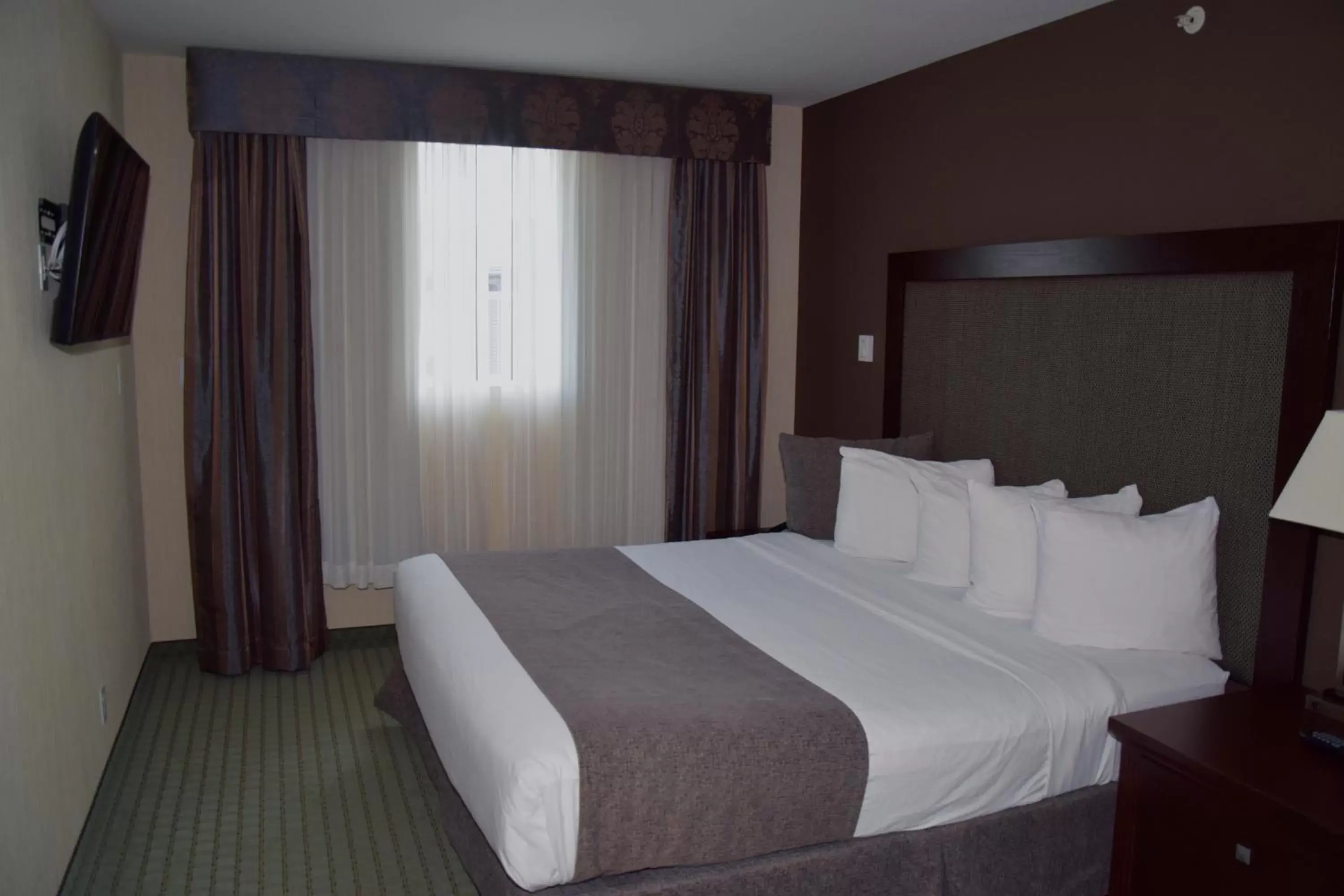 Photo of the whole room, Bed in Coast Lethbridge Hotel & Conference Centre