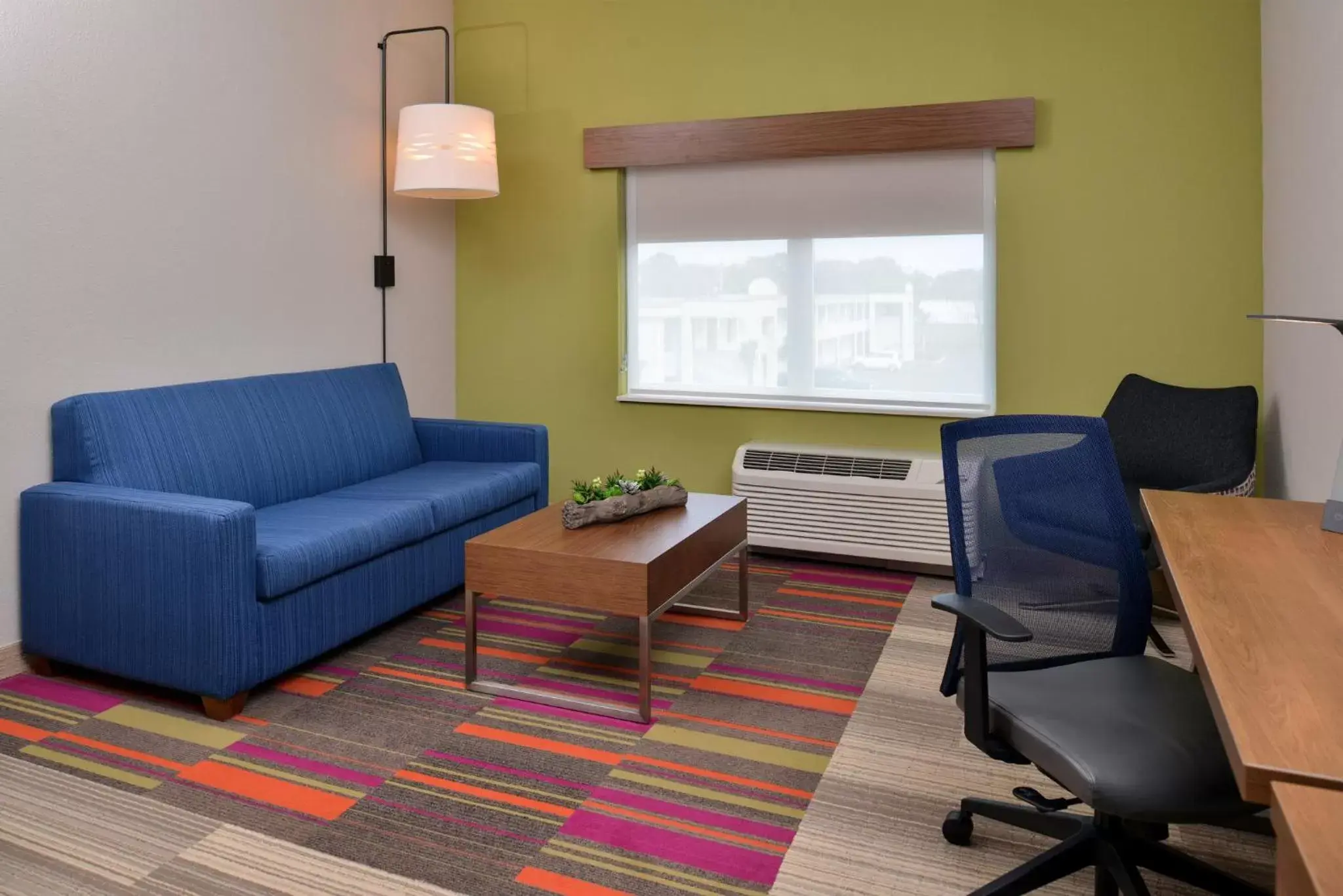 Photo of the whole room, Seating Area in Holiday Inn Express Melbourne West, an IHG Hotel