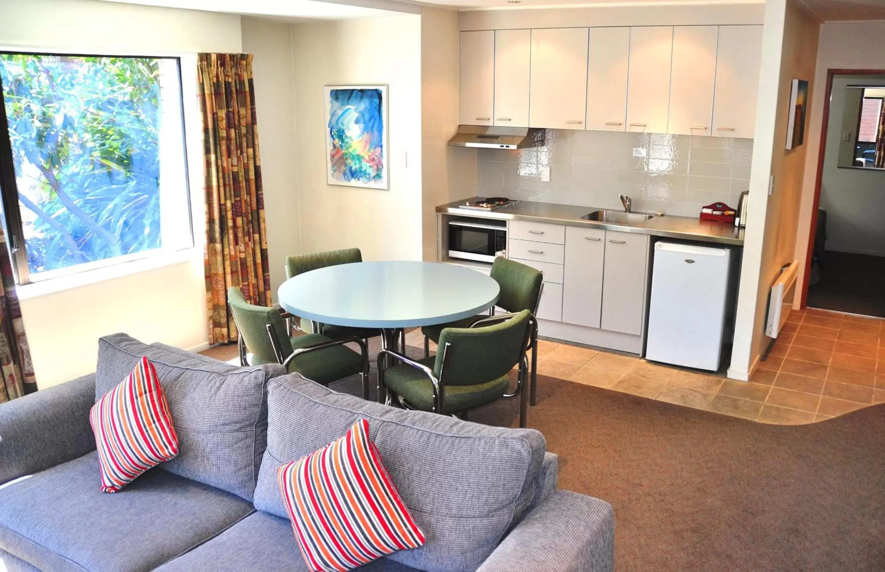 Kitchen or kitchenette, Dining Area in St James Apartments