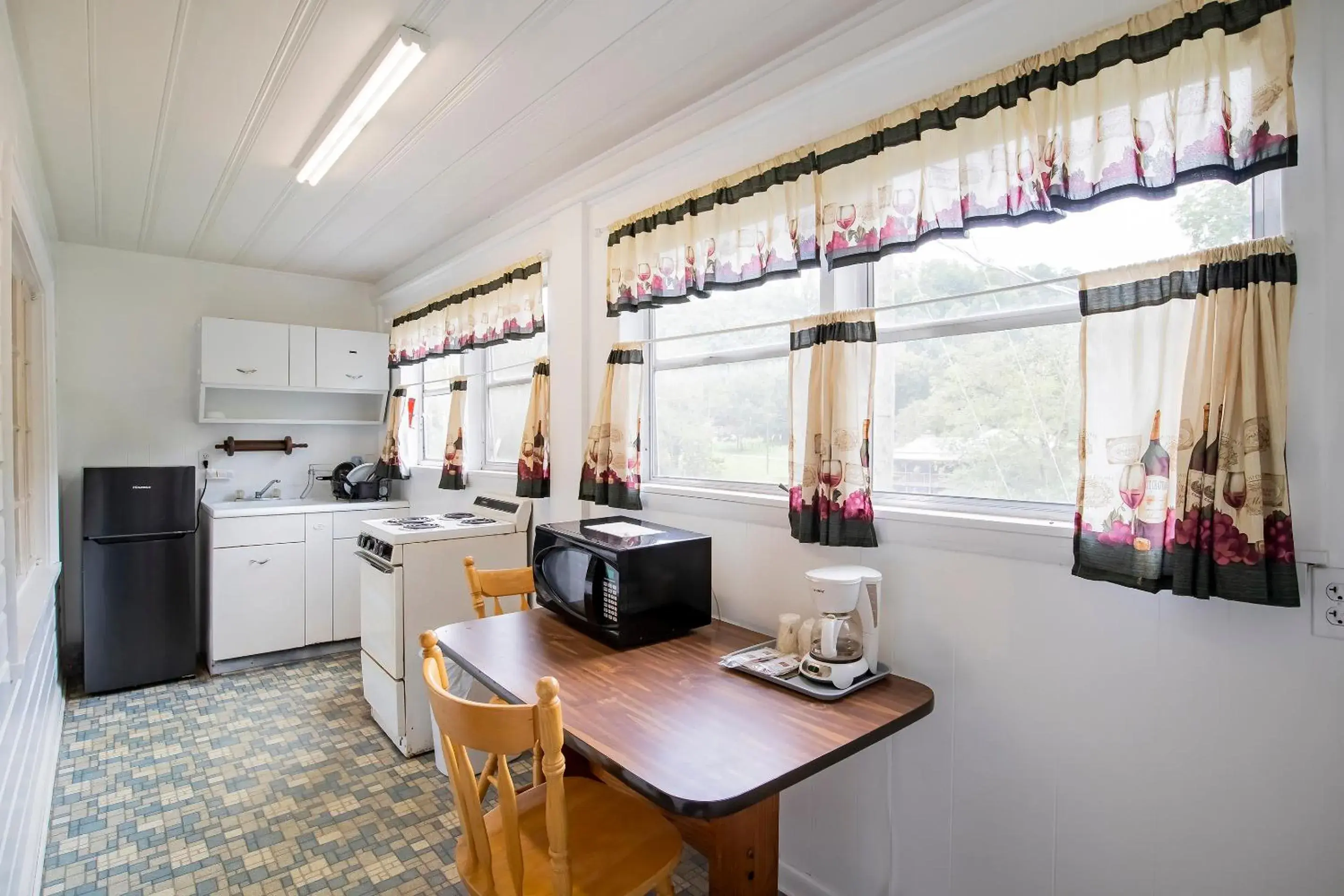 Kitchen or kitchenette, Kitchen/Kitchenette in Lloyd's On The River Country Inn By Oyo