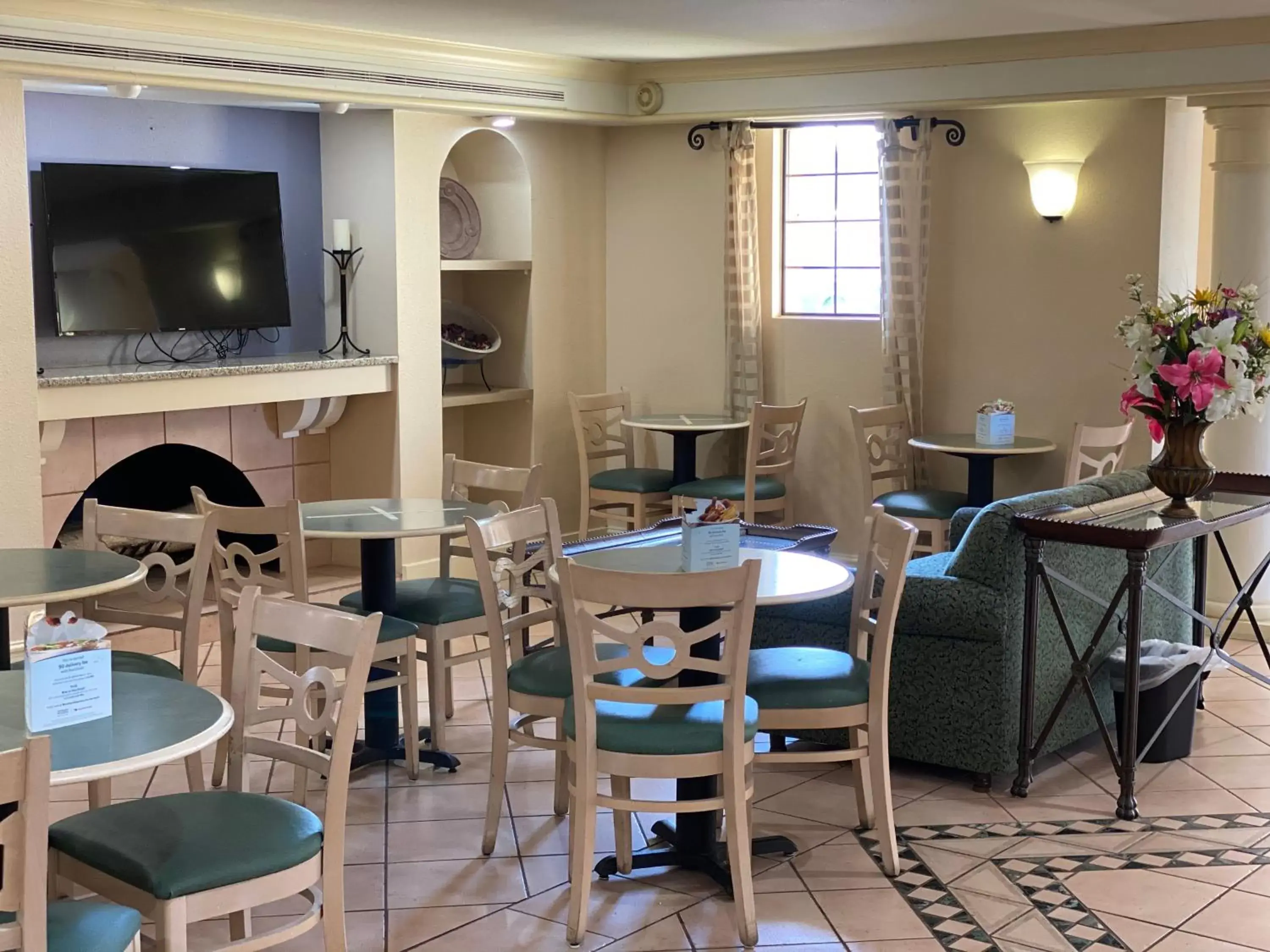 Lobby or reception, Restaurant/Places to Eat in La Quinta Inn by Wyndham Tyler