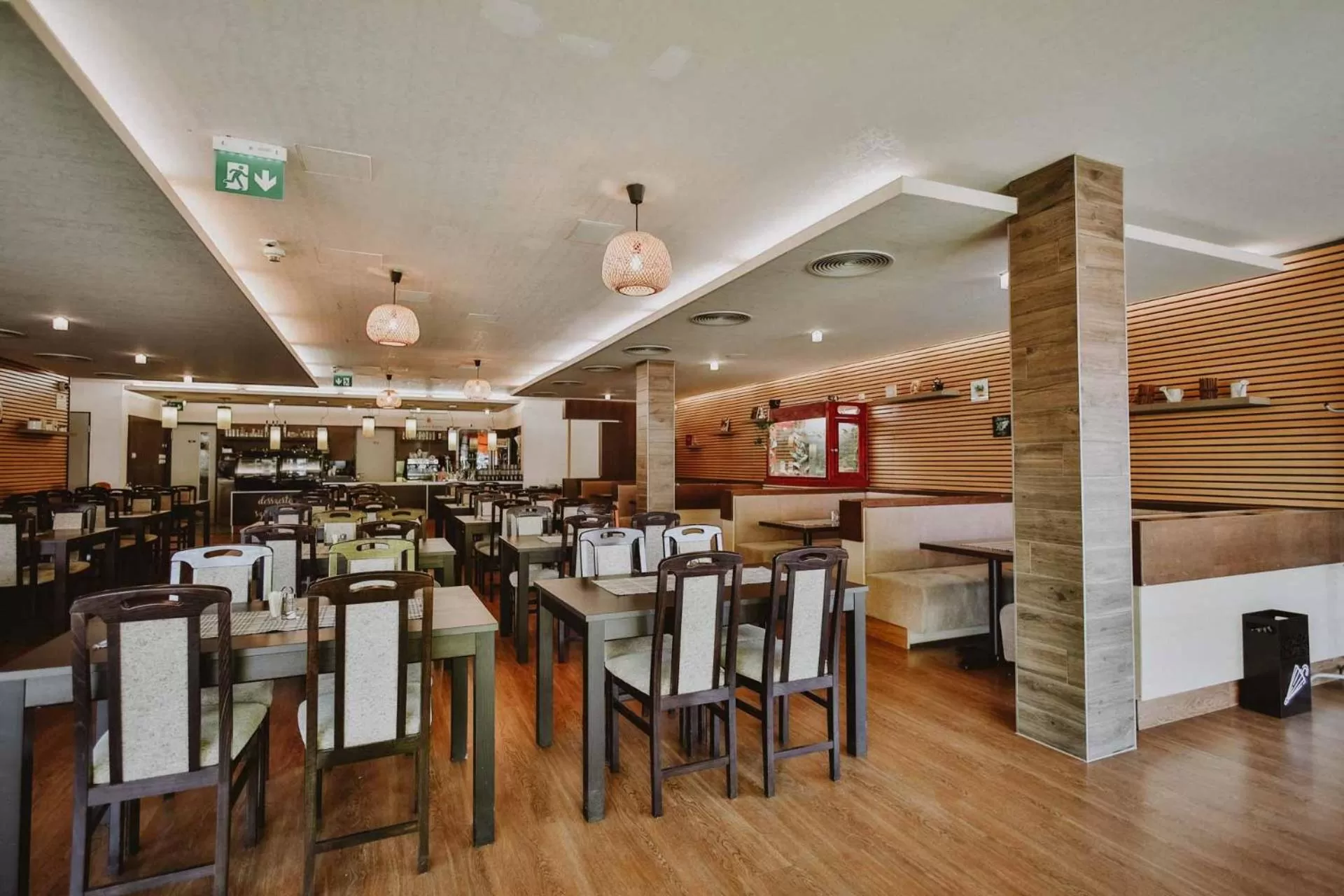 Restaurant/Places to Eat in Aqua Hotel