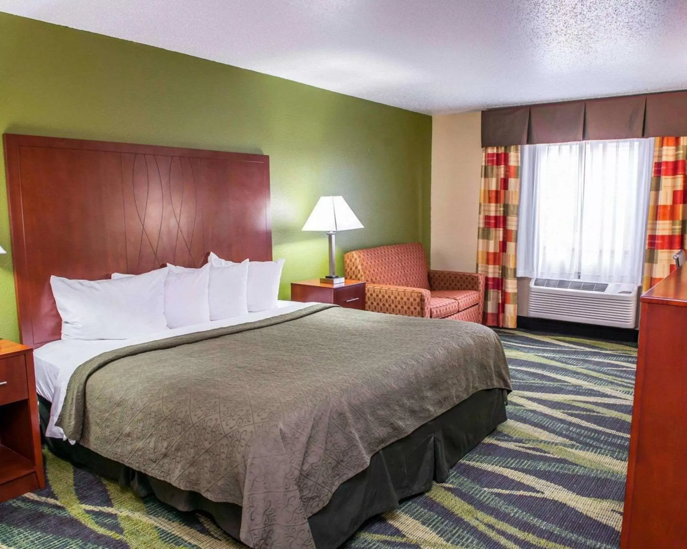 Photo of the whole room, Bed in Quality Inn & Suites South Bend Airport
