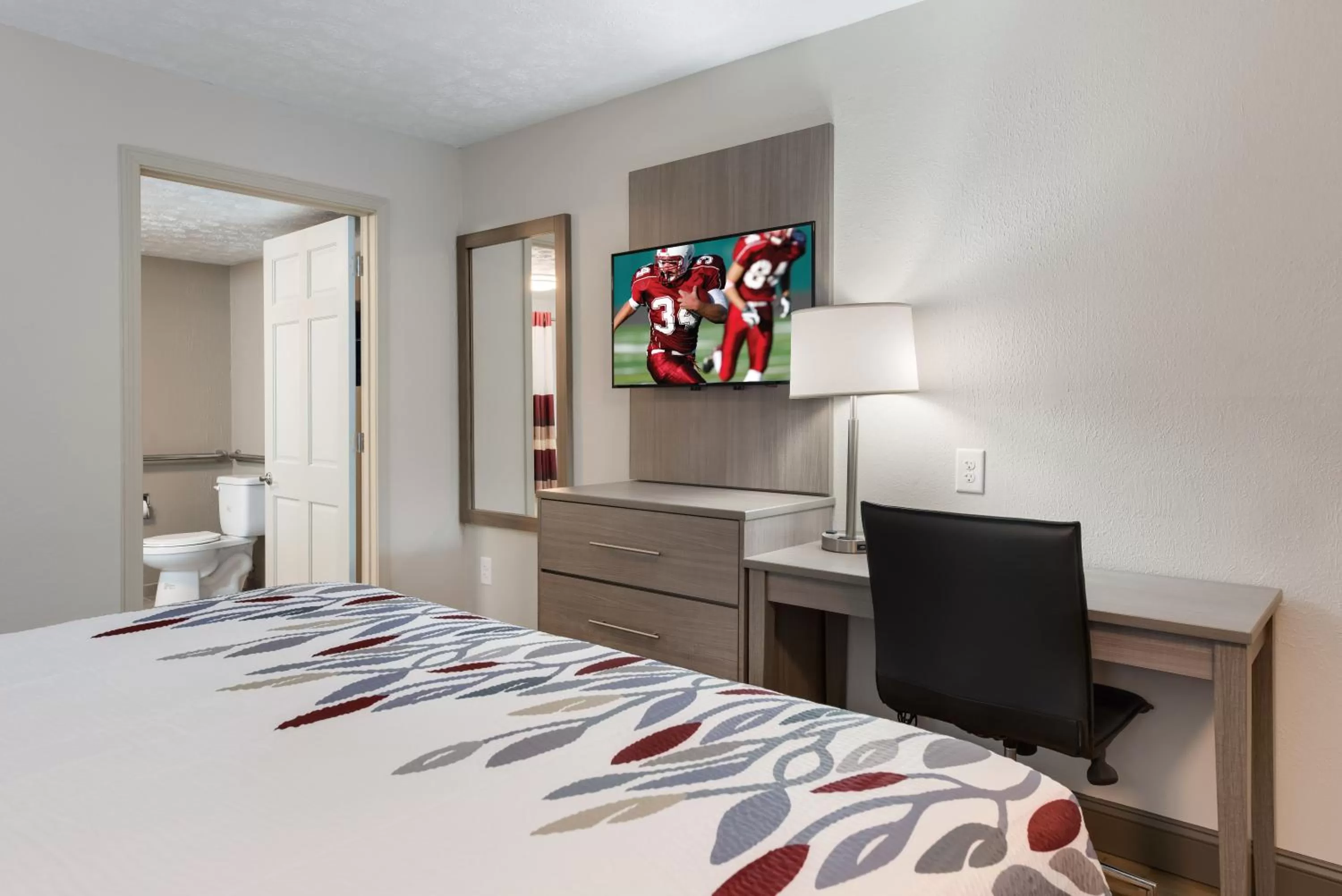 Photo of the whole room, Bed in Red Roof Inn Dayton - Moraine/U of Dayton