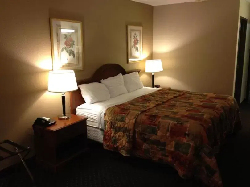 Bed in Baymont Inn & Suites by Wyndham San Marcos