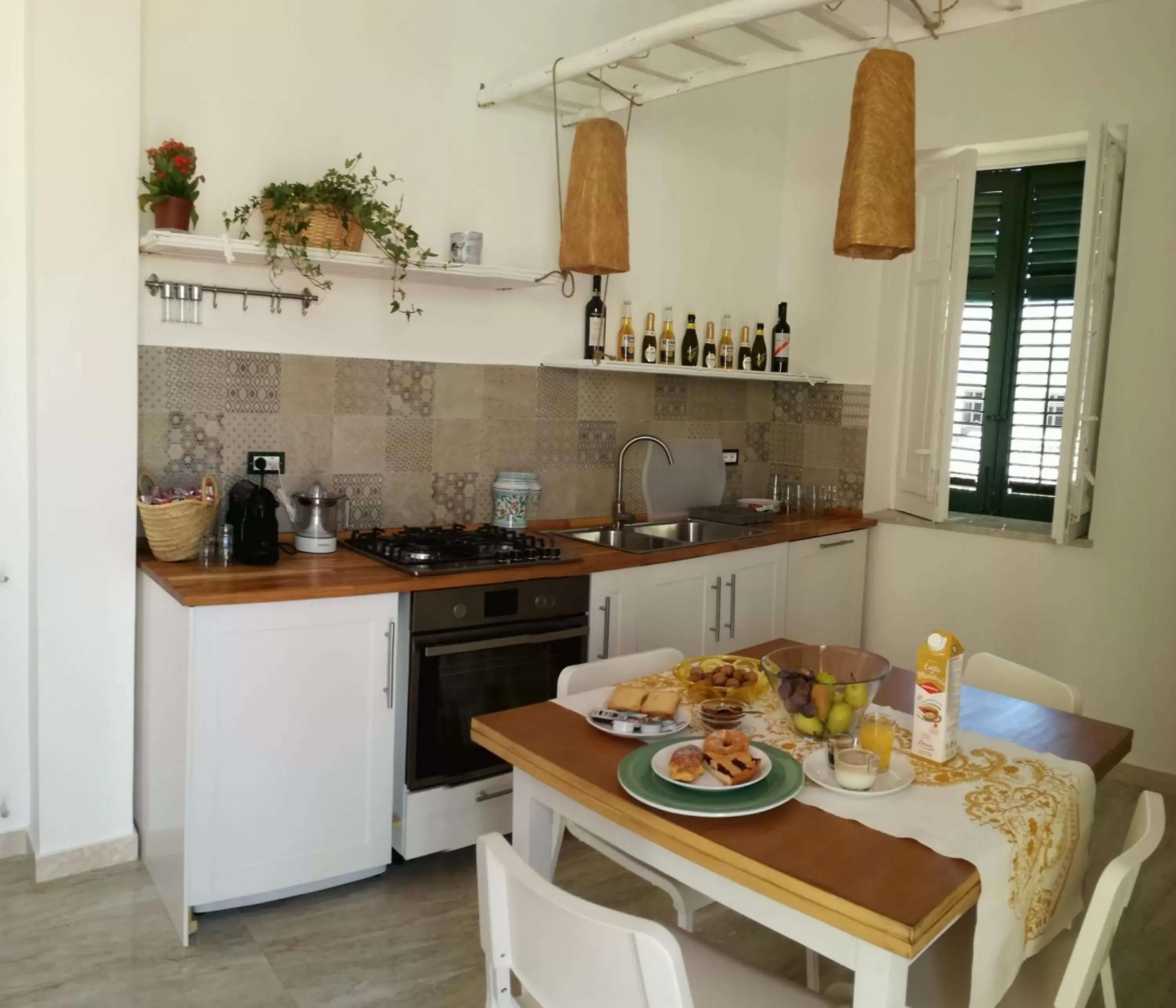 Dining area, Kitchen/Kitchenette in La terrazza del Sole B&B