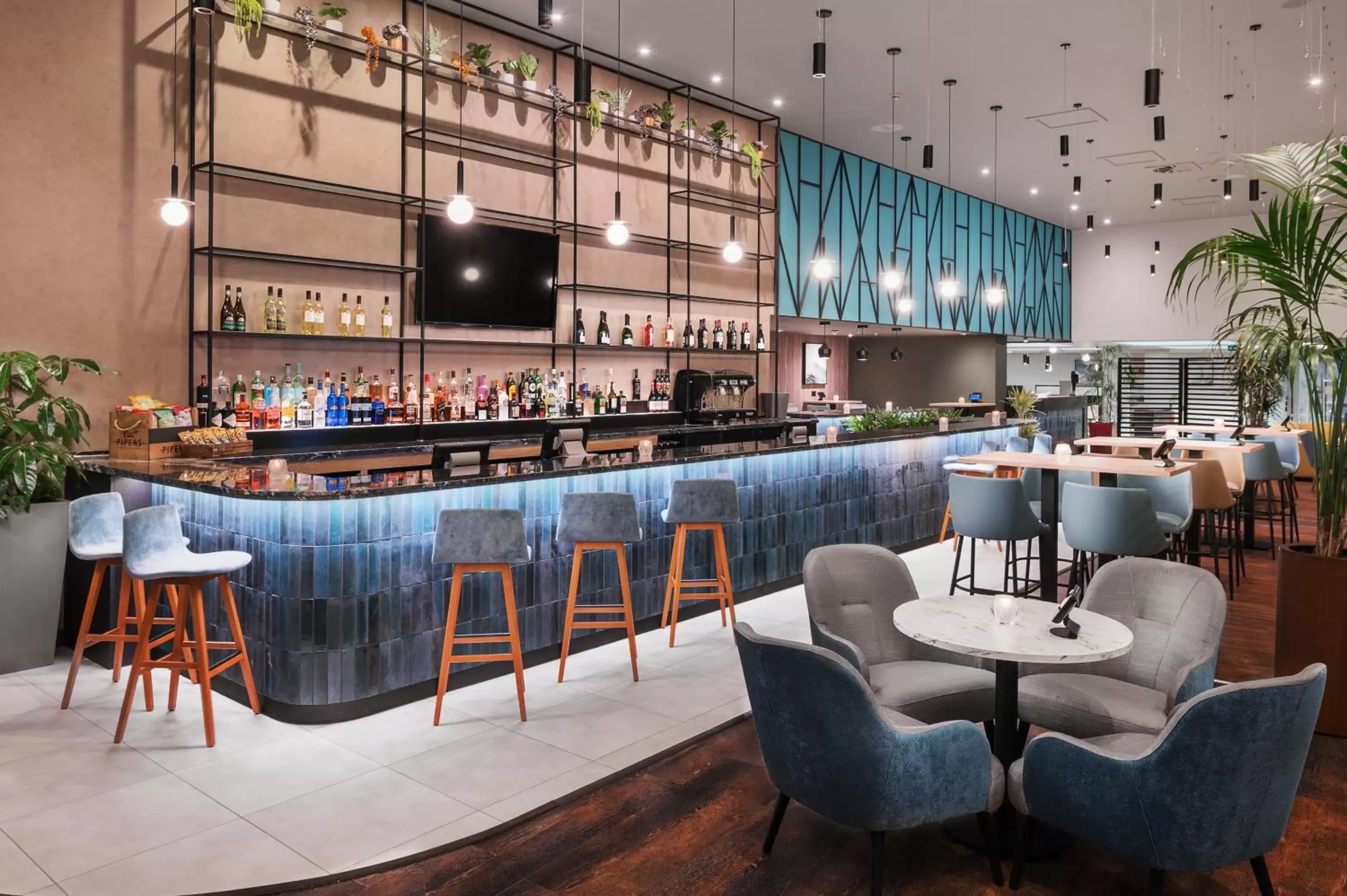 Lounge/Bar in Courtyard by Marriott London Gatwick Airport