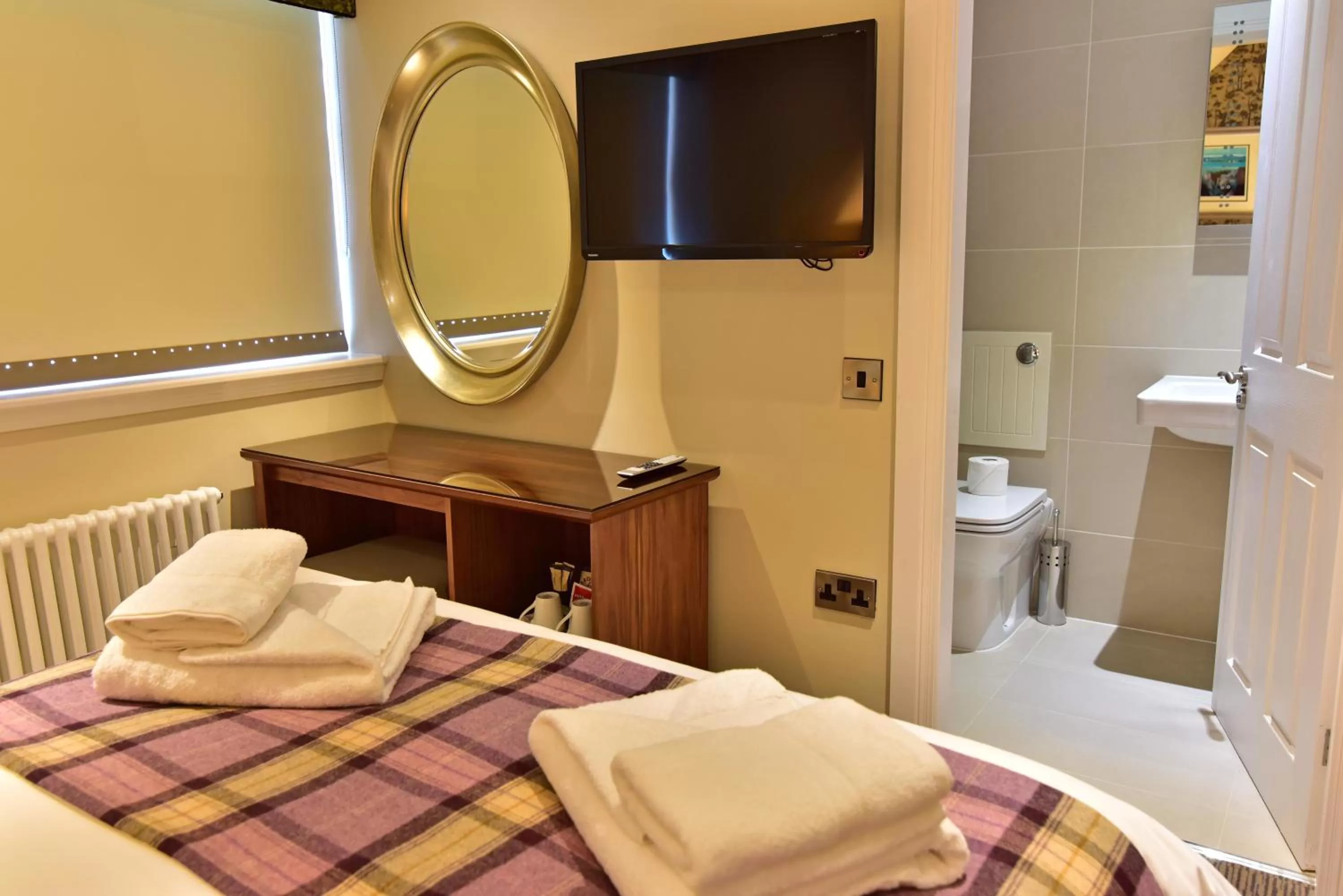 TV and multimedia, Bed in The Townhouse Aberfeldy - Rooms & Breakfast
