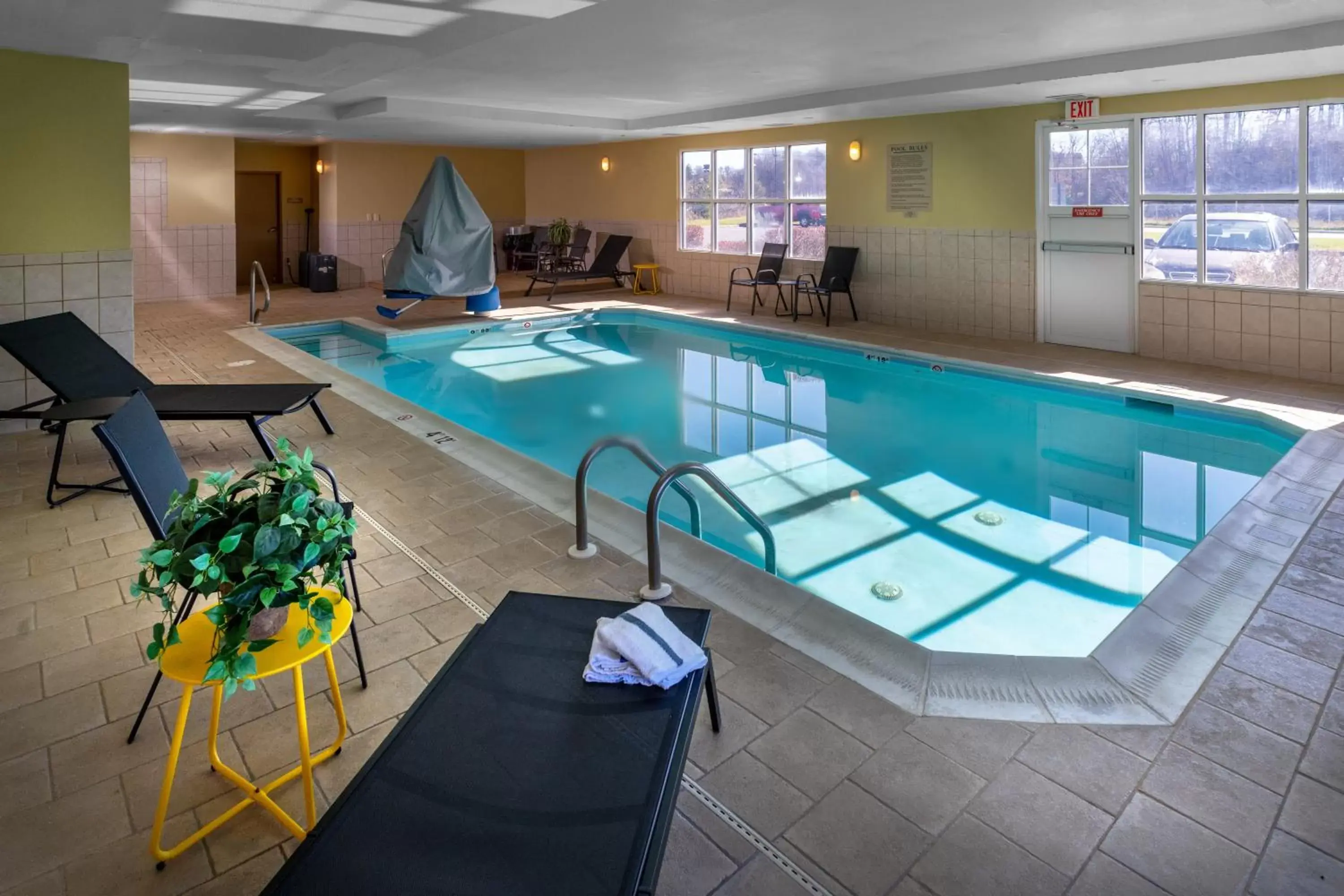 Swimming Pool in Country Inn & Suites by Radisson, Princeton, WV