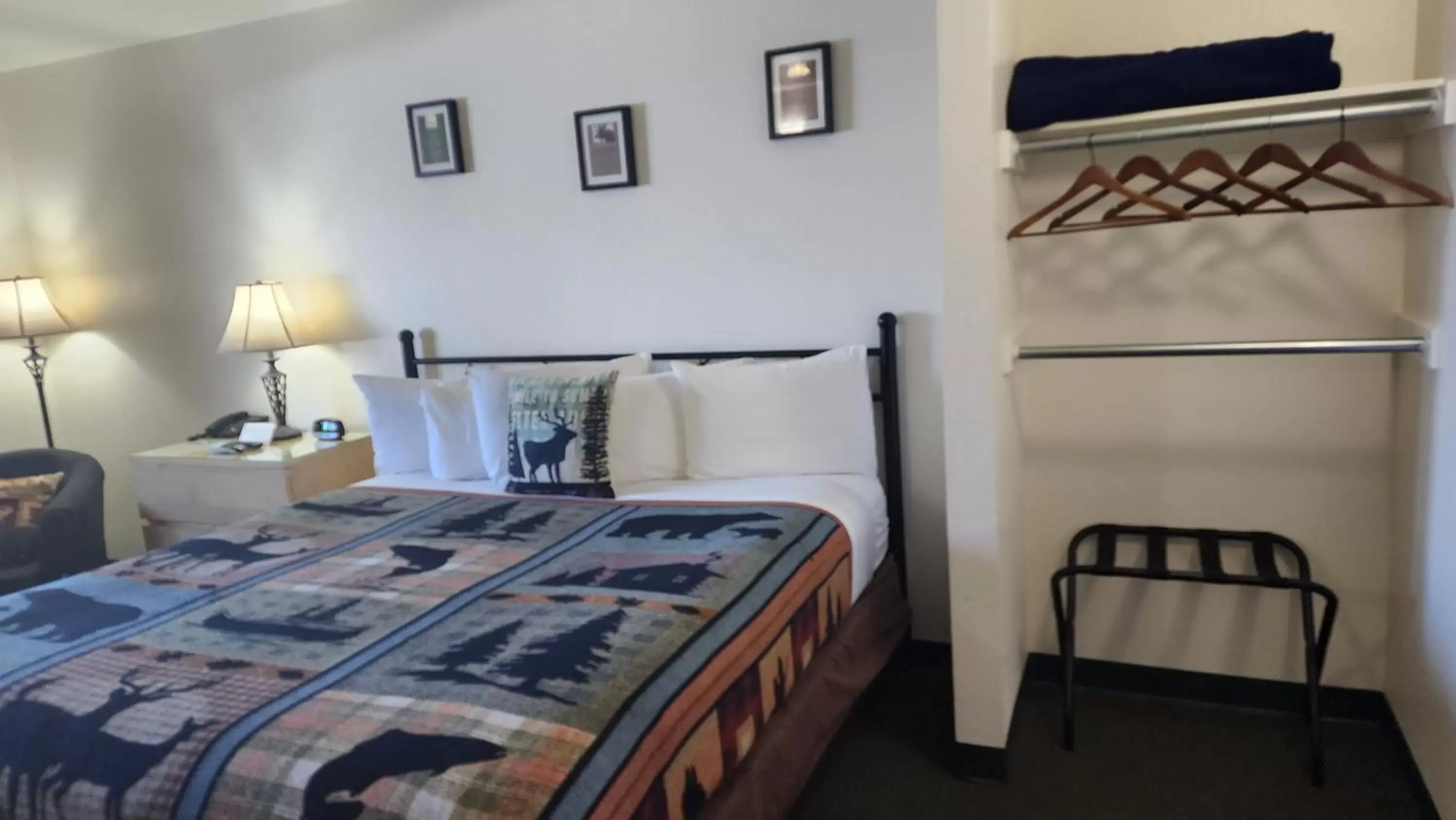 Bed in Antlers Motel