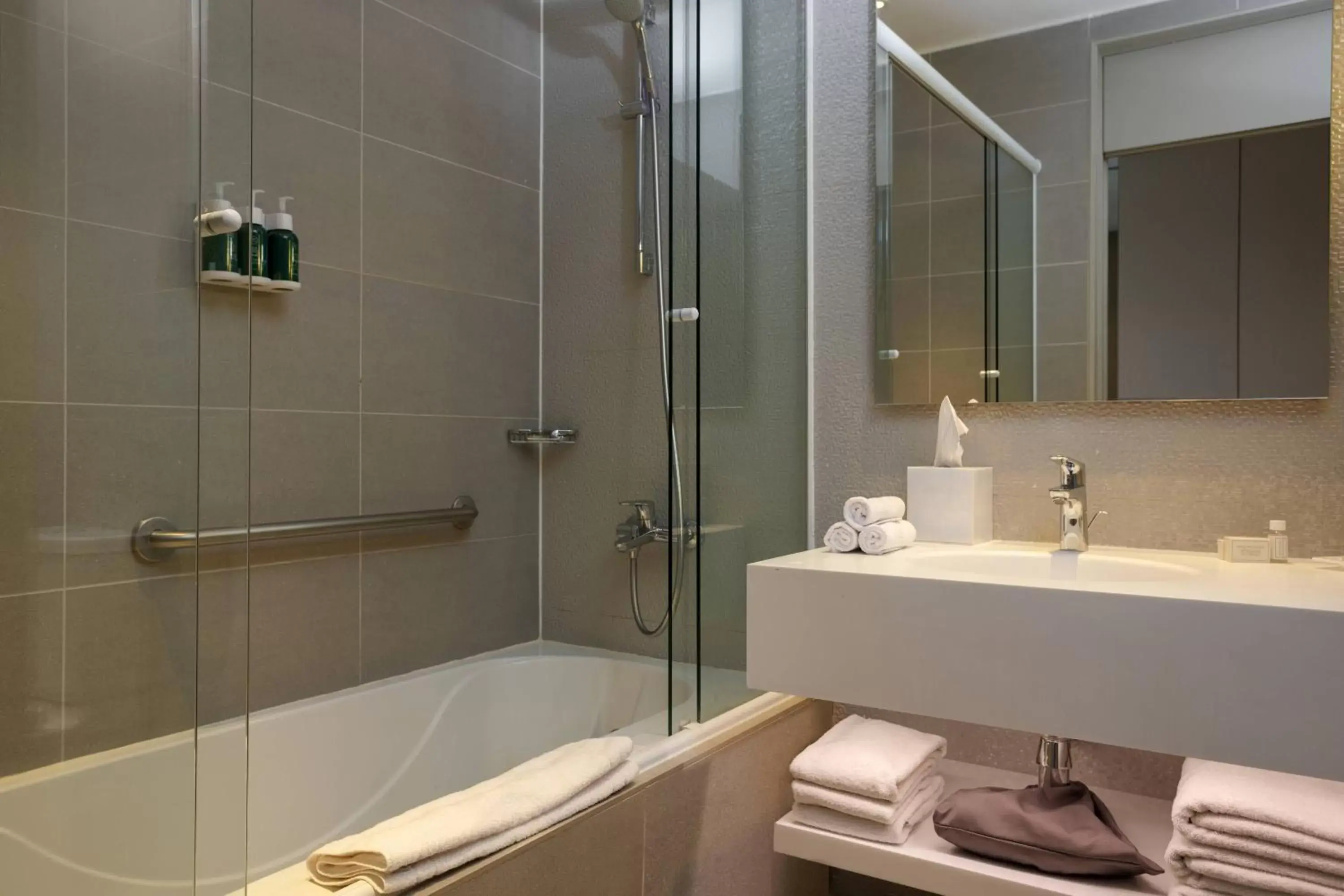 Bathroom in Courtyard by Marriott Santiago Las Condes