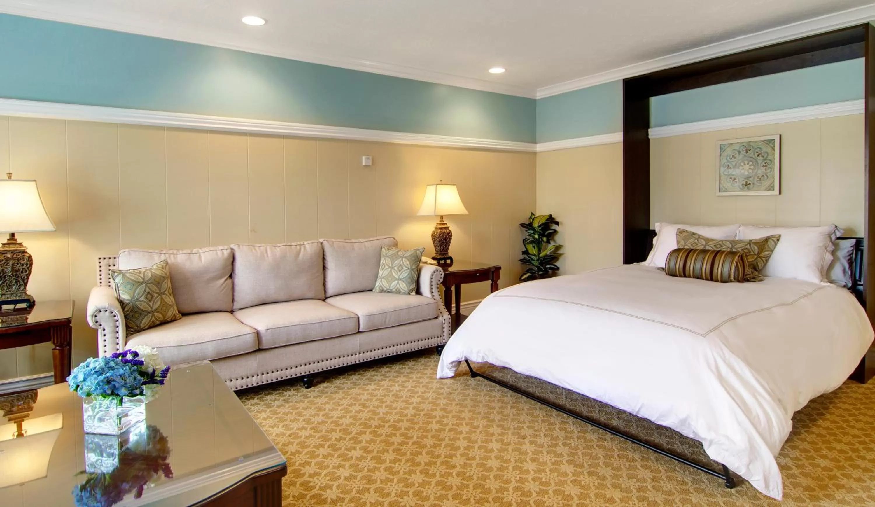 Photo of the whole room, Bed in Wayside Inn