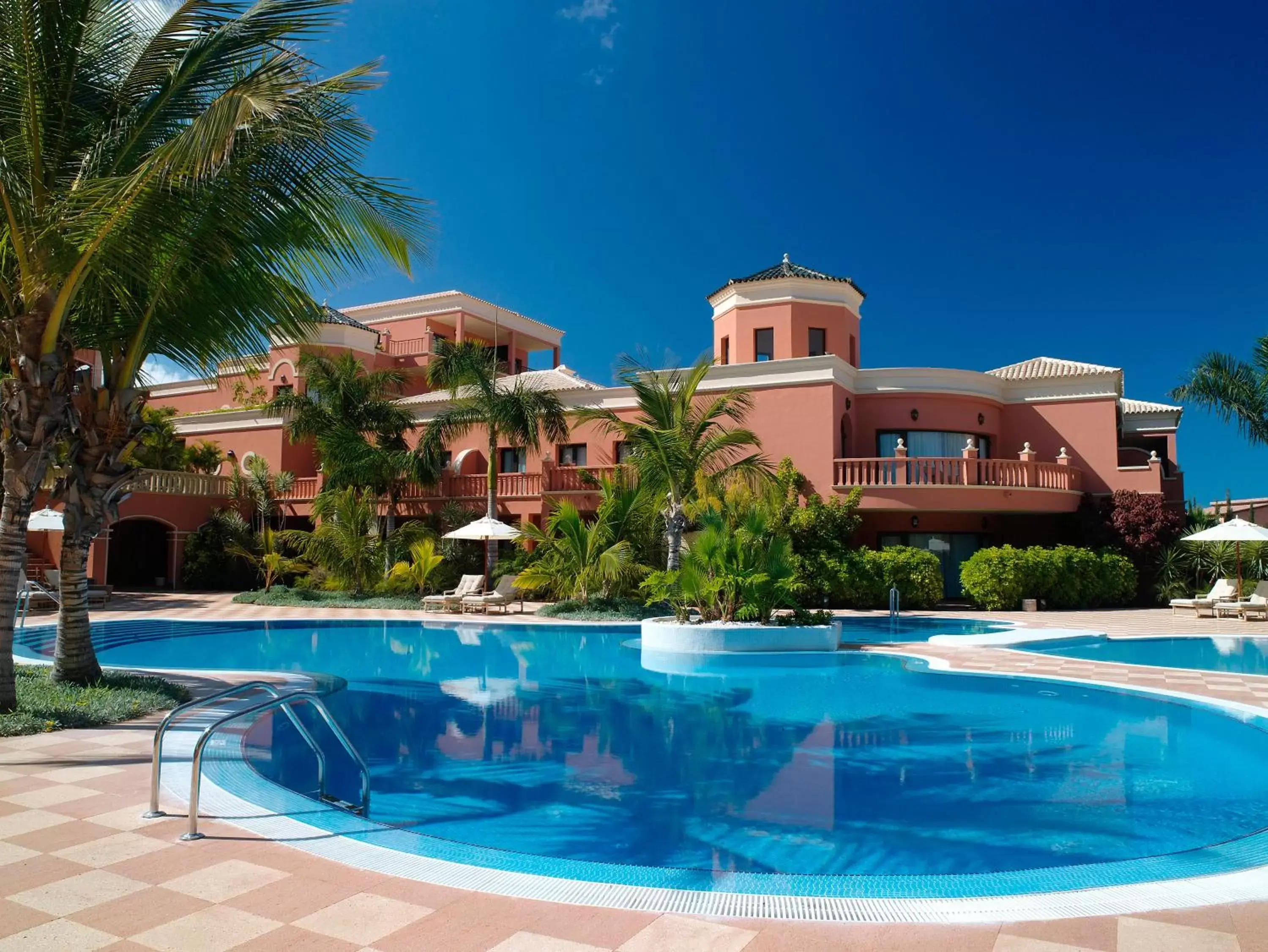 Swimming pool, Property Building in Hotel Las Madrigueras Golf Resort & Spa - Adults Only