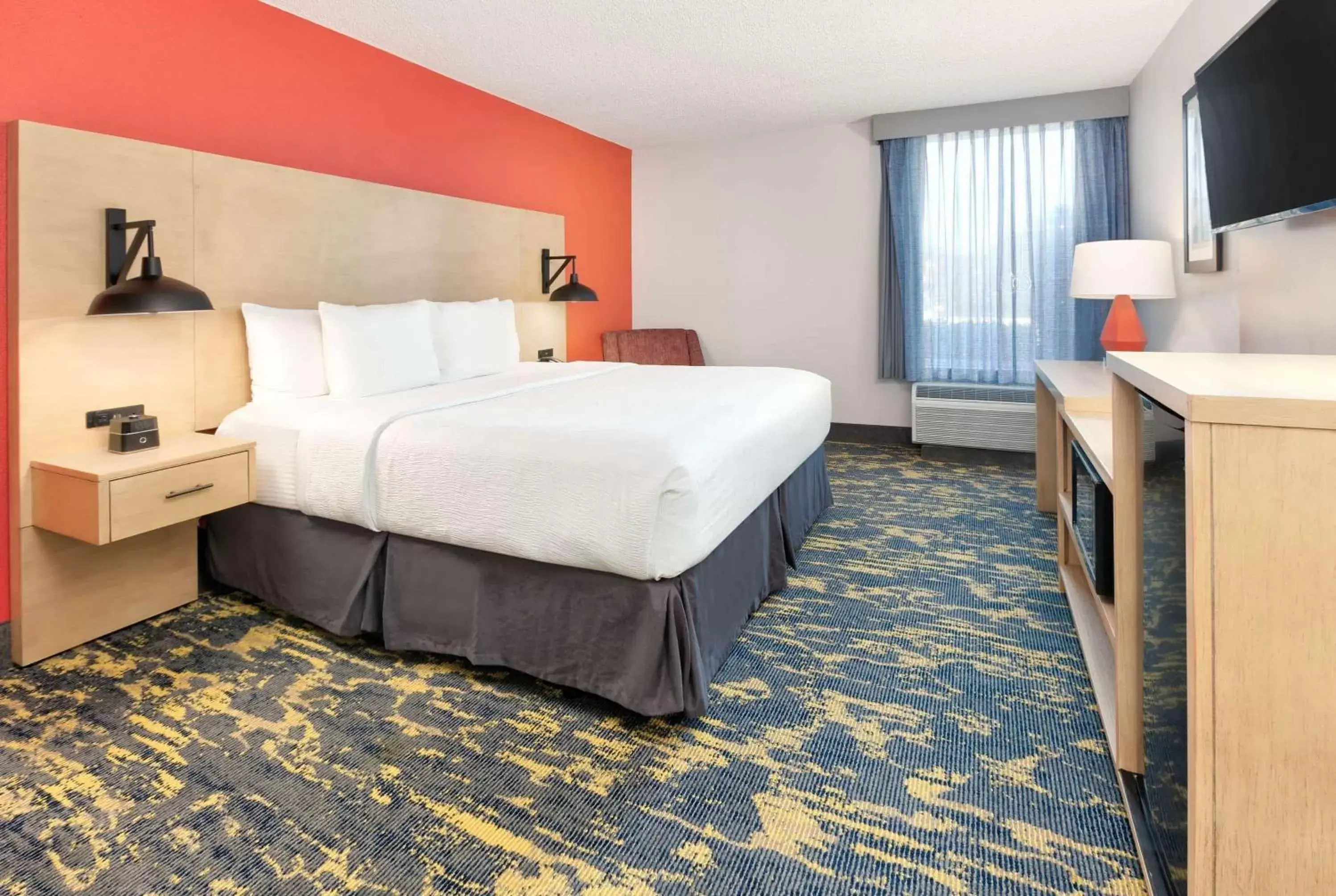 King Bed, Mobility/Hearing Accessible Room, Bathtub w/ Grab Bars, Non-Smoking in La Quinta by Wyndham Dallas - Las Colinas King Bed, Mobility/Hearing Accessible Room, Bathtub w/ Grab Bars, Non-Smoking in La Quinta by Wyndham Dallas - Las Colinas