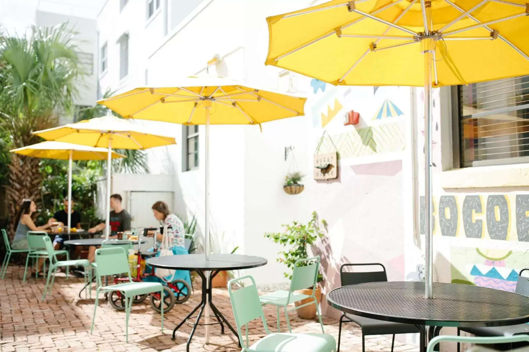 Patio, Restaurant/Places to Eat in Freehand Miami