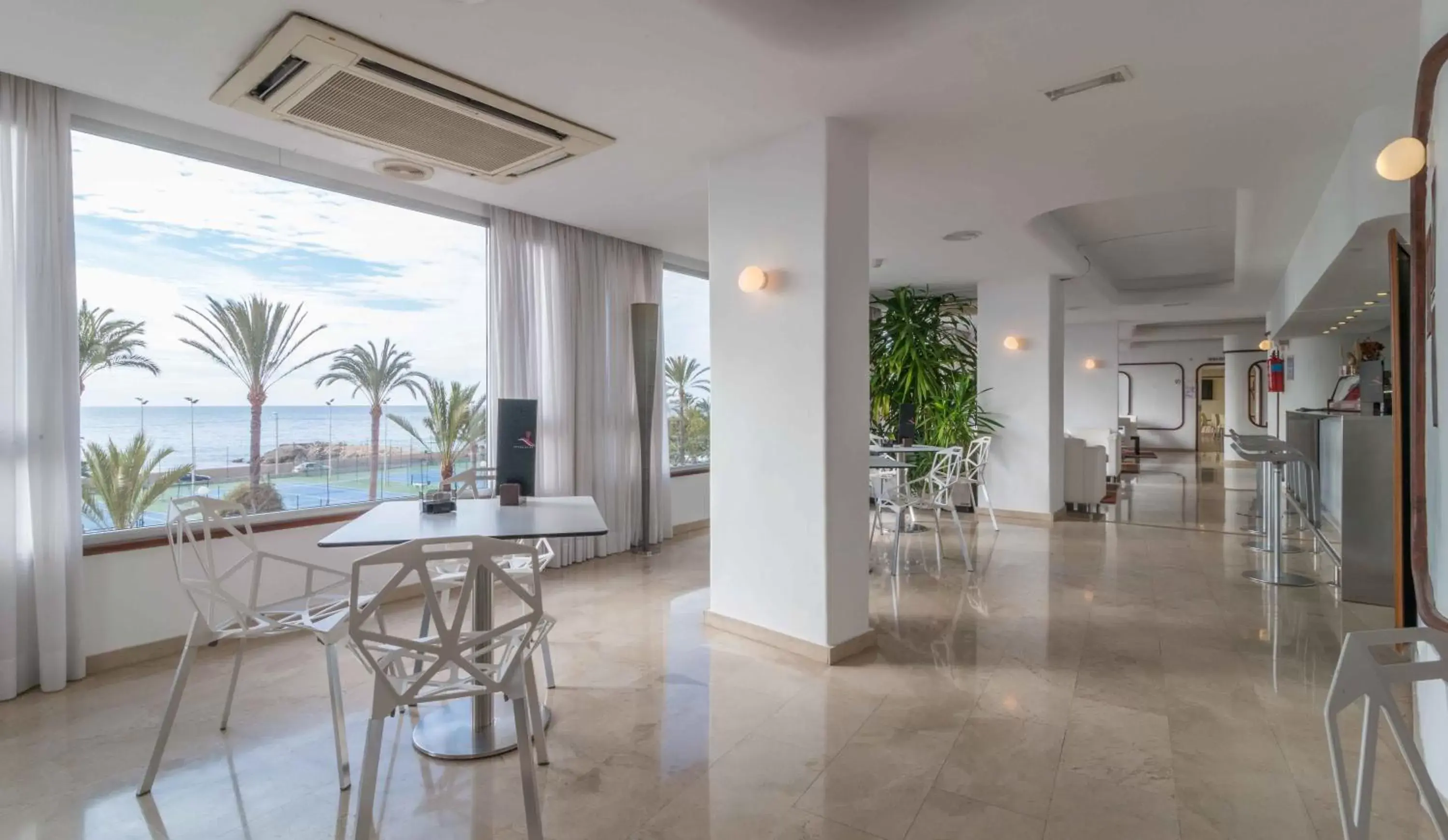 Lounge or bar in Hotel Albahia Alicante