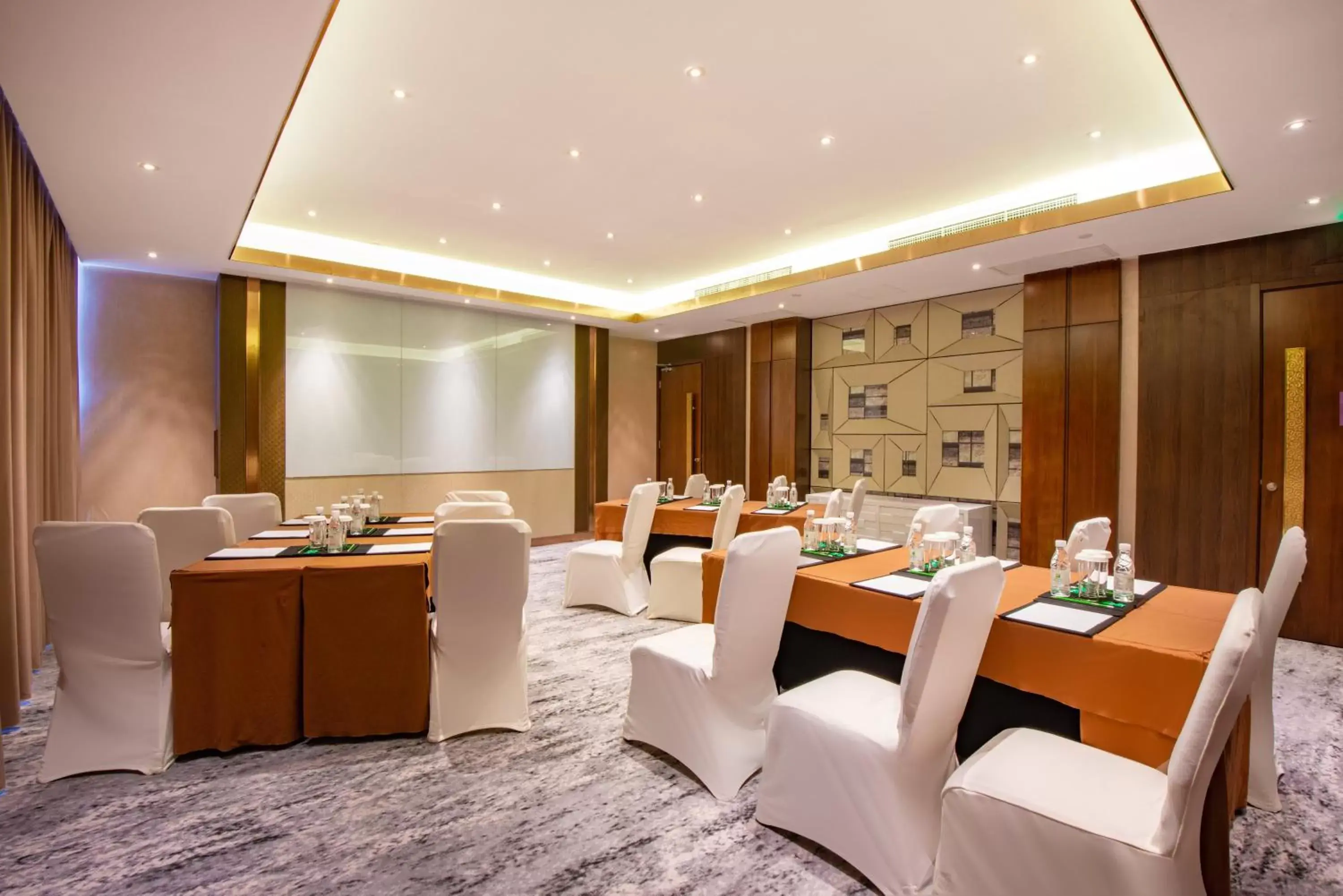 Meeting/conference room in Holiday Inn Kunming City Centre, an IHG Hotel