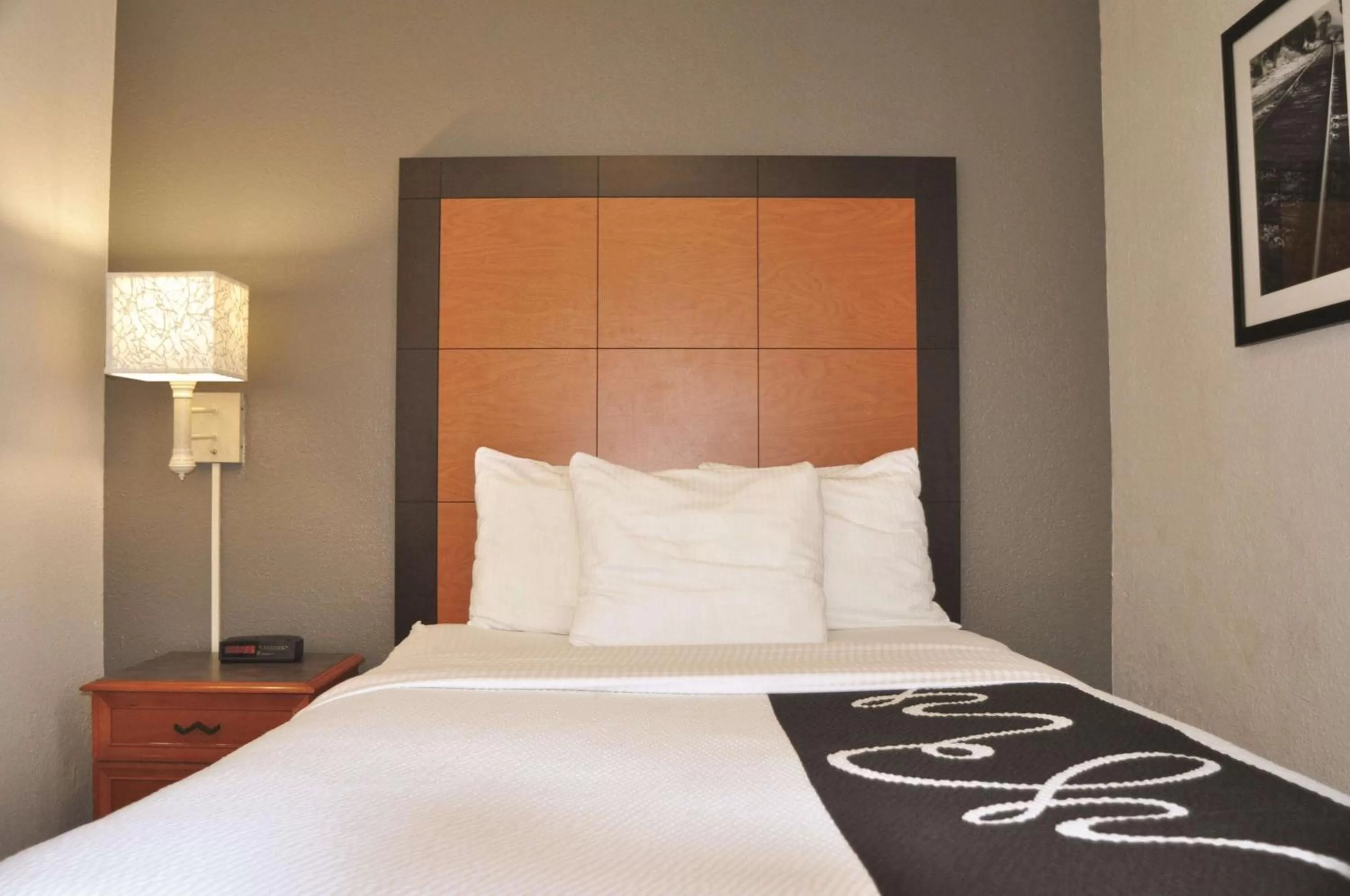 Photo of the whole room, Bed in La Quinta Inn by Wyndham Dallas Uptown