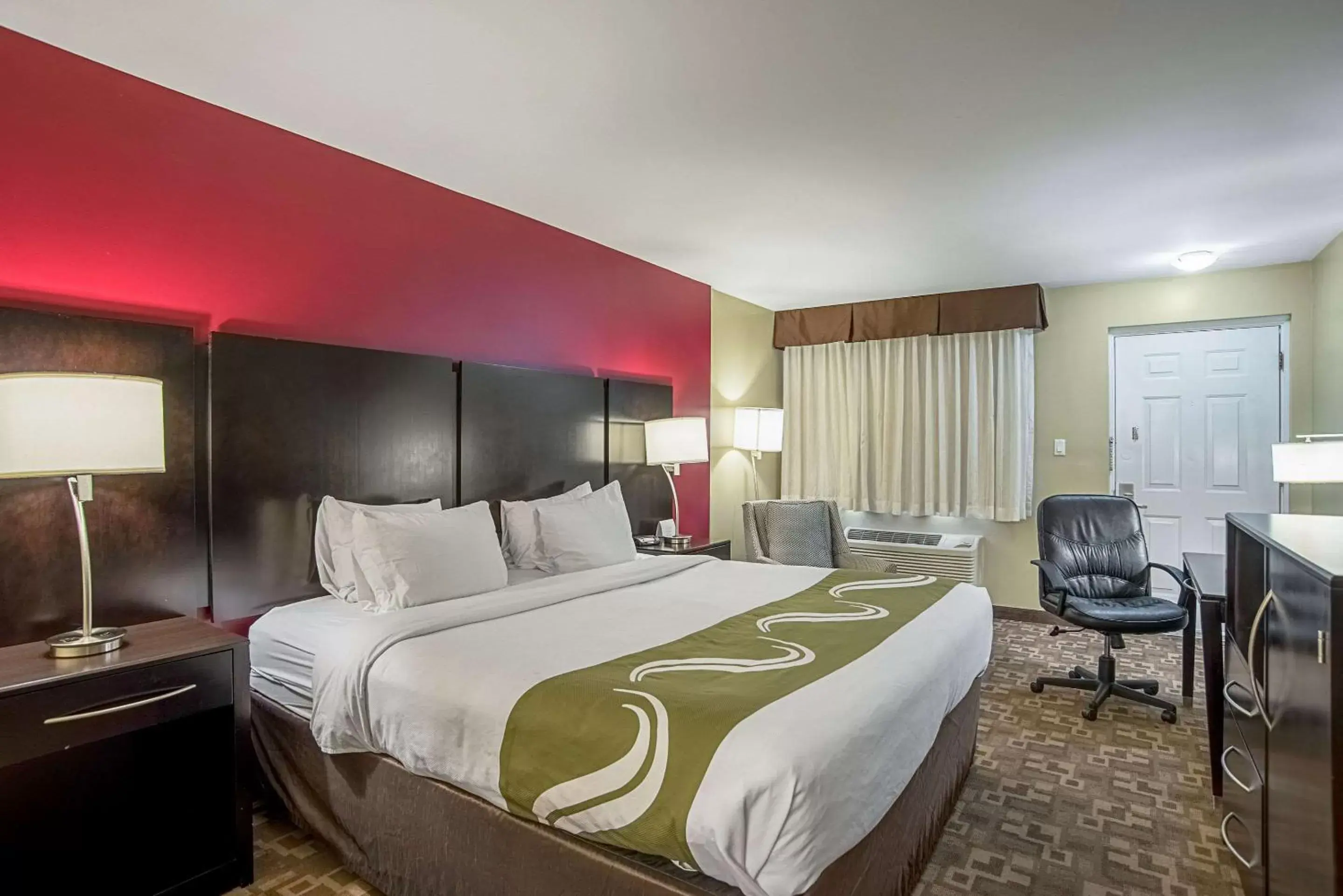 Photo of the whole room, Bed in Quality Inn & Suites Phoenix NW - Sun City