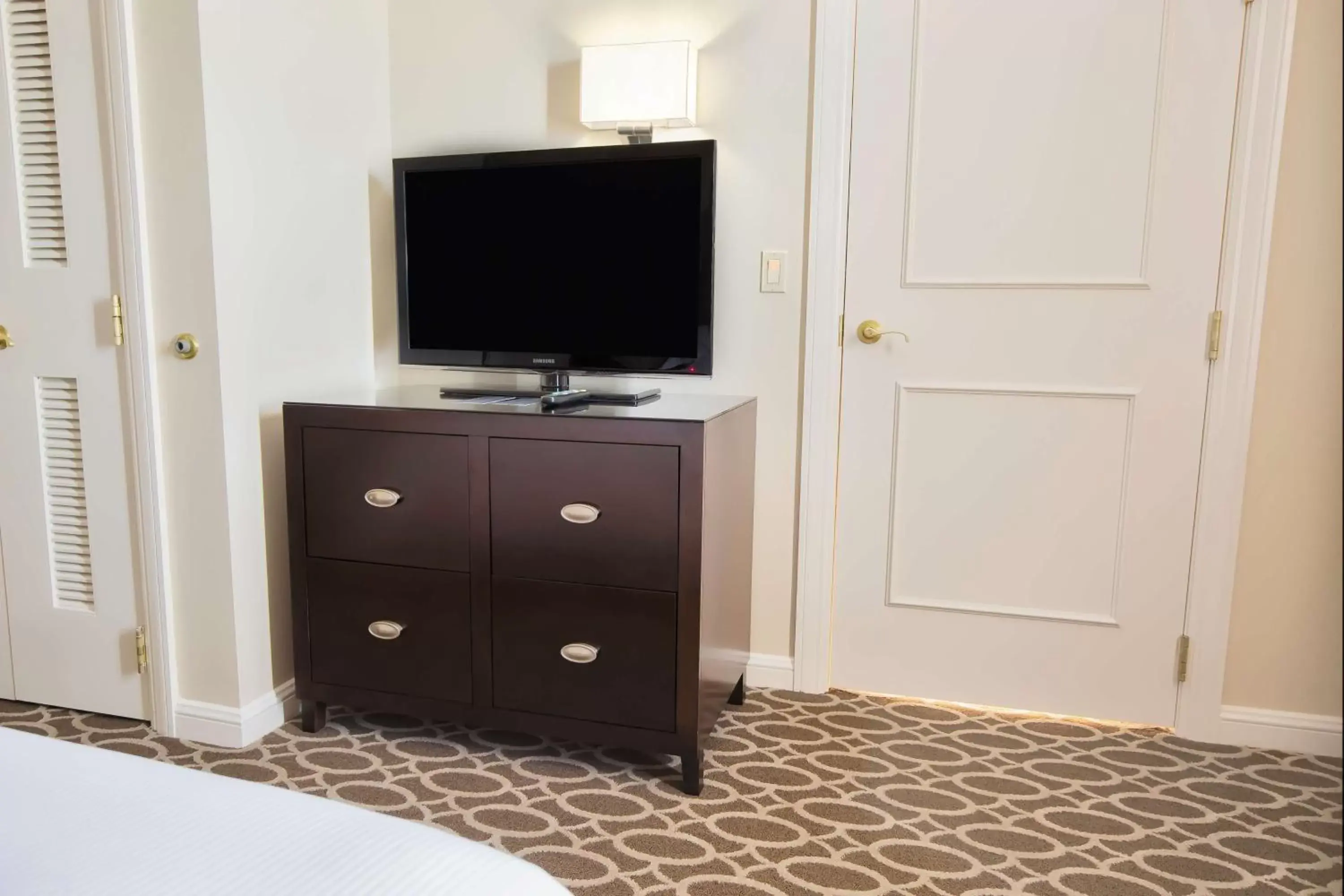 Bedroom, TV/Entertainment Center in Hilton Baton Rouge Capitol Center