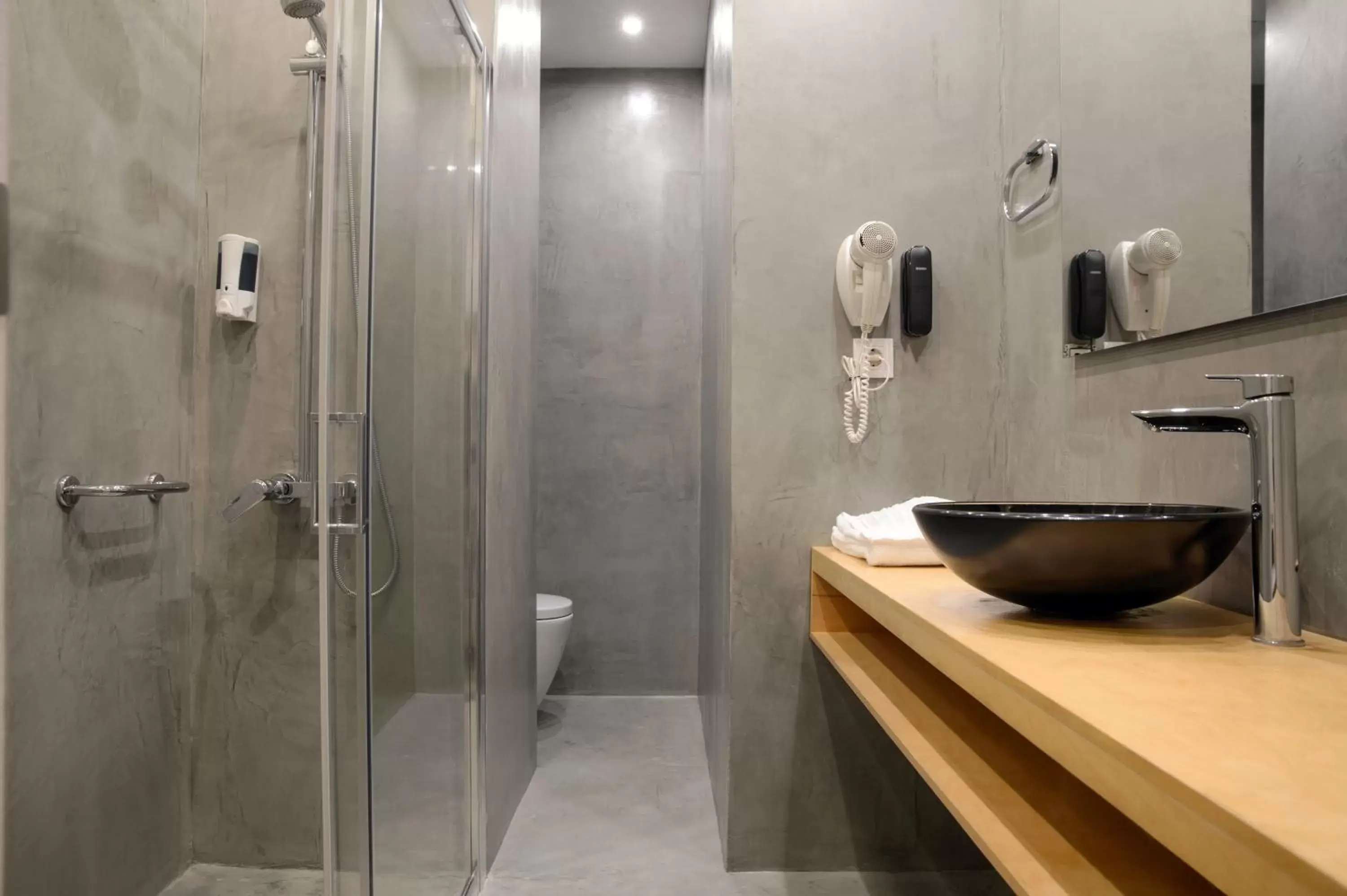Bathroom in Piraeus City Hotel