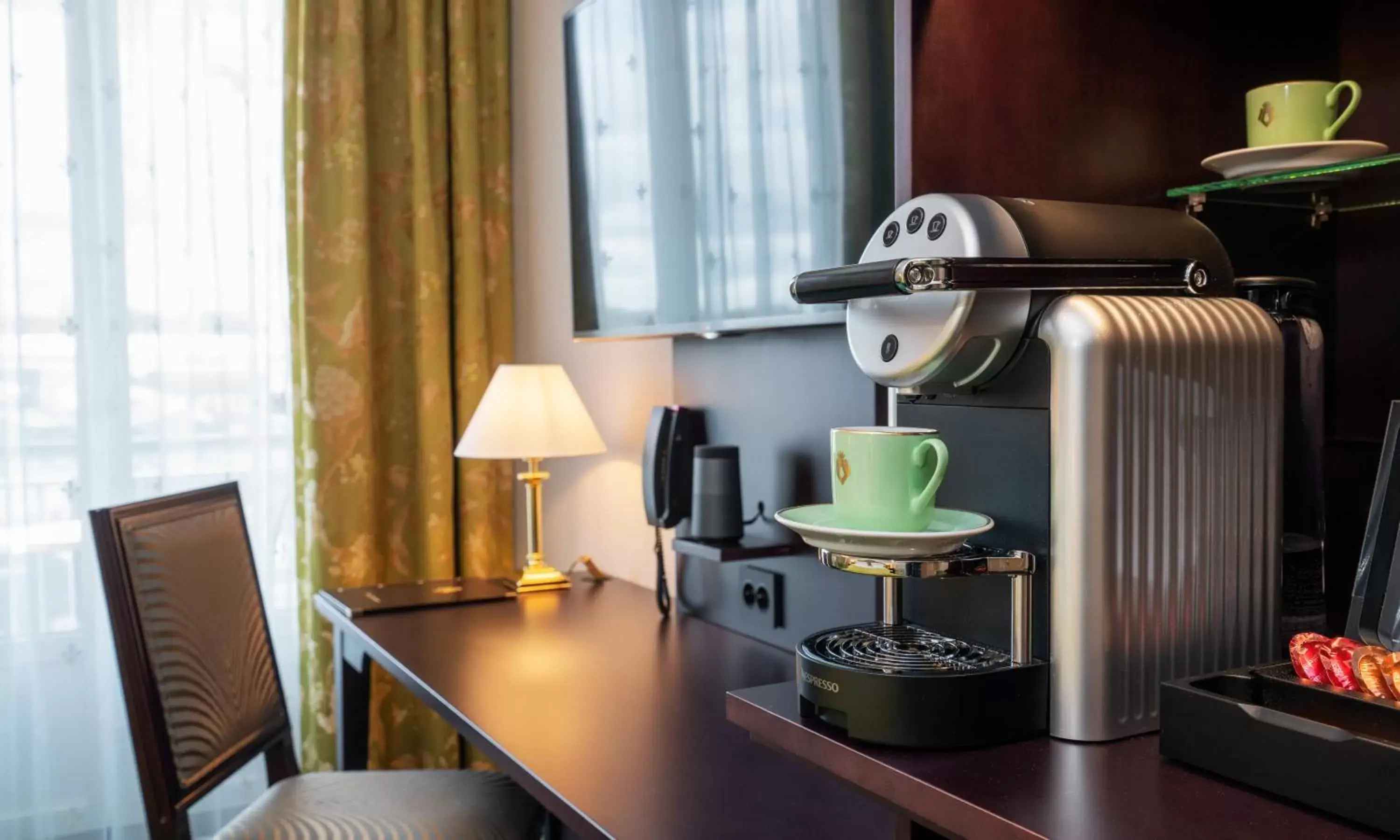 Coffee/tea facilities, Kitchen/Kitchenette in Hotel Bristol