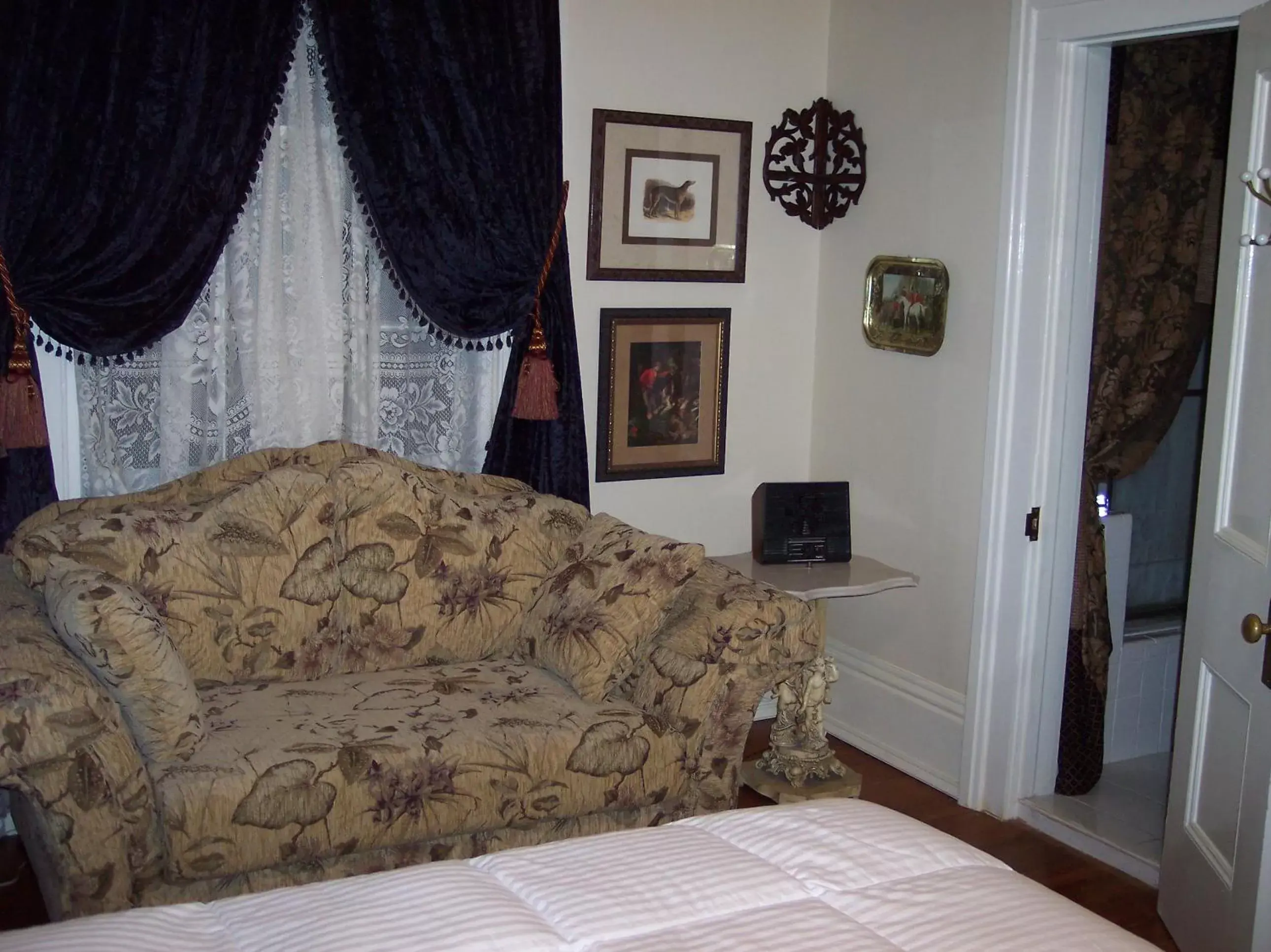 Photo of the whole room, Bed in Shadowlawn Bed and Breakfast
