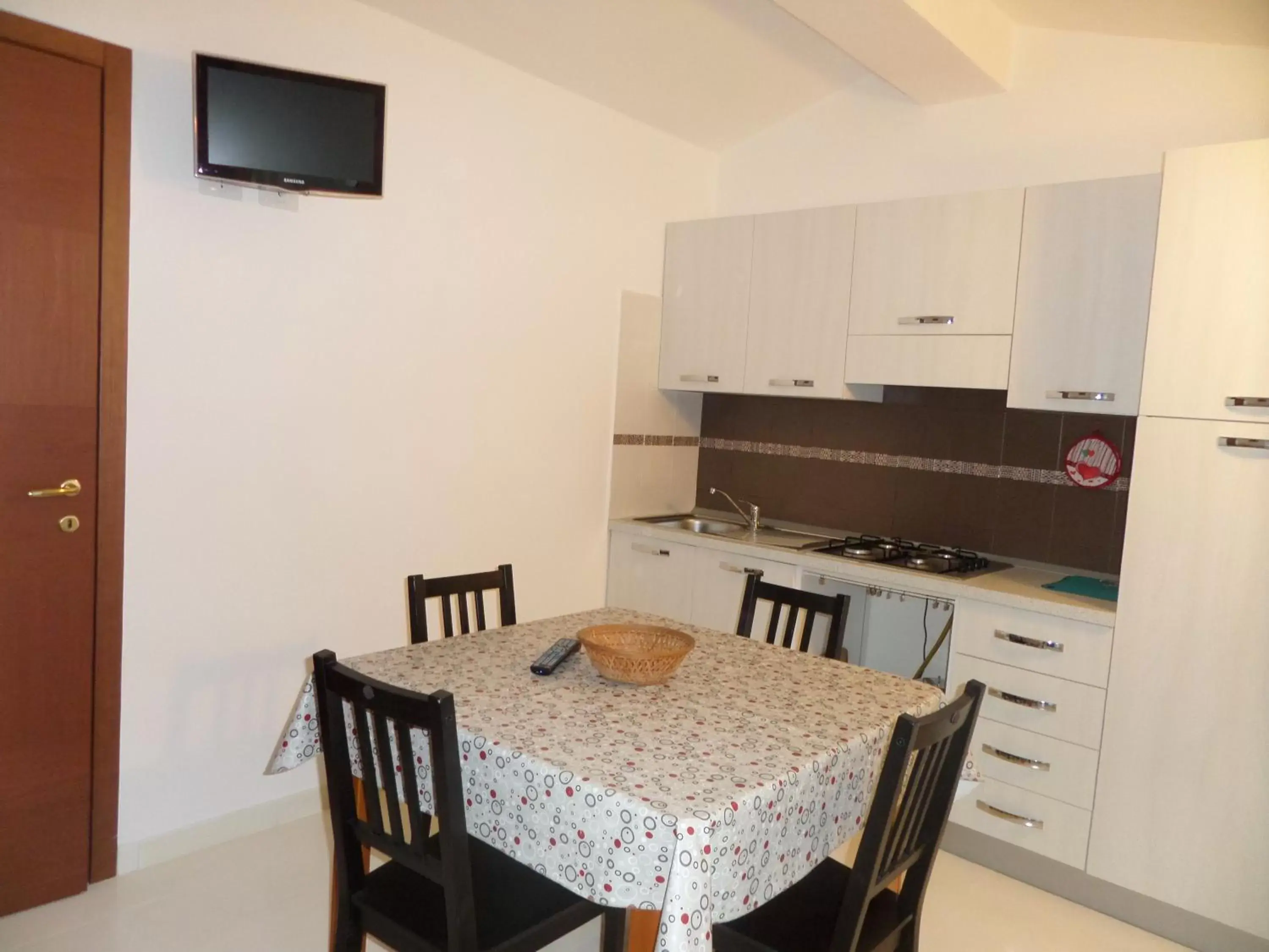 Kitchen or kitchenette, Dining Area in Villa Soleanna Residence