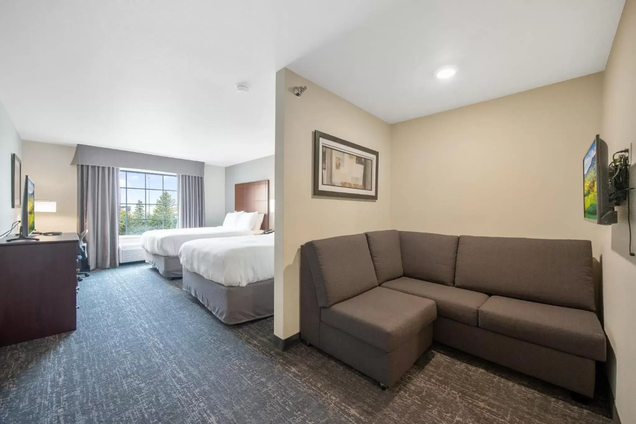 Bed, Seating Area in Cobblestone Hotel & Suites - Lamar