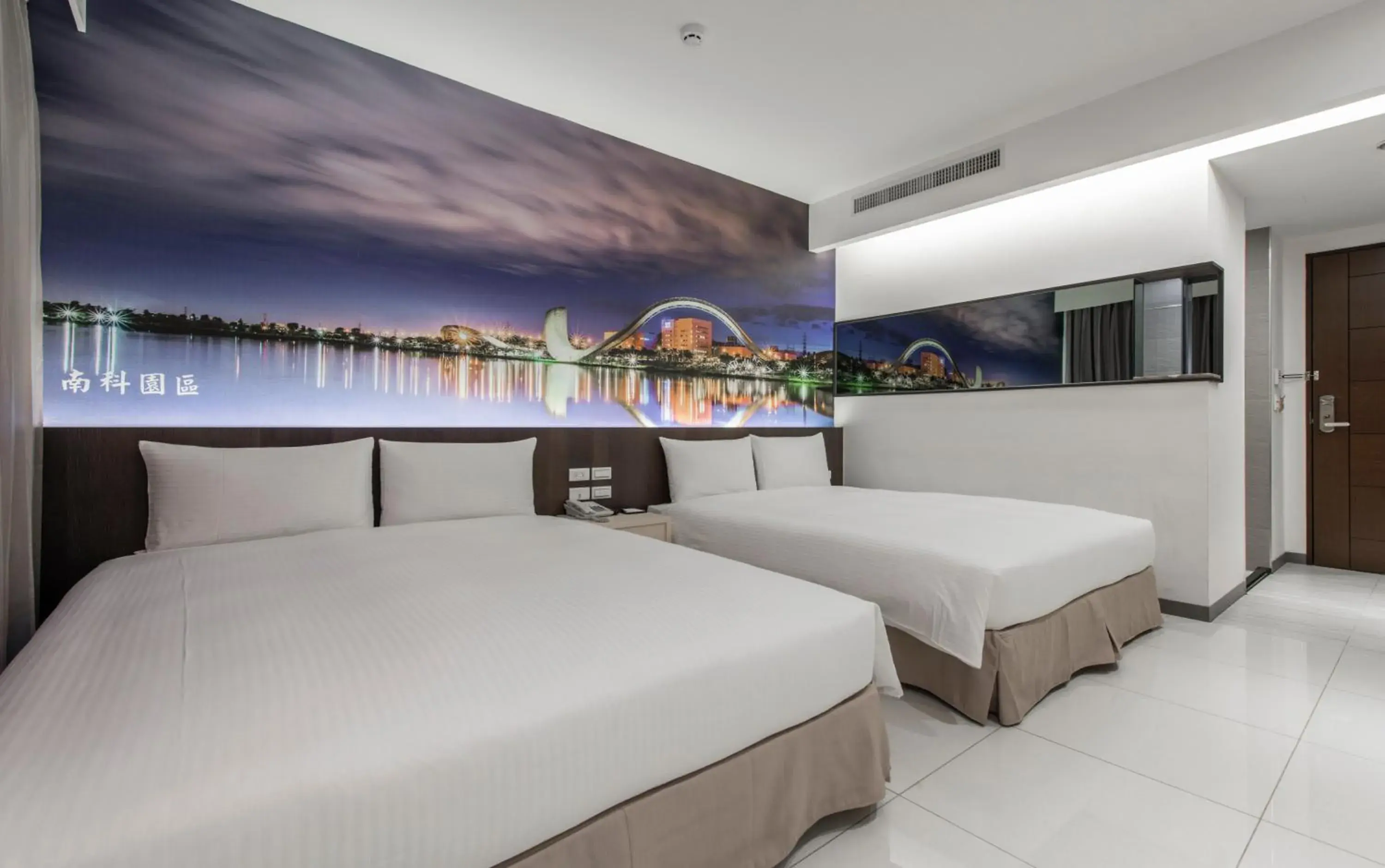 Warm Family Room in Larchotel Warm Family Room in Larchotel