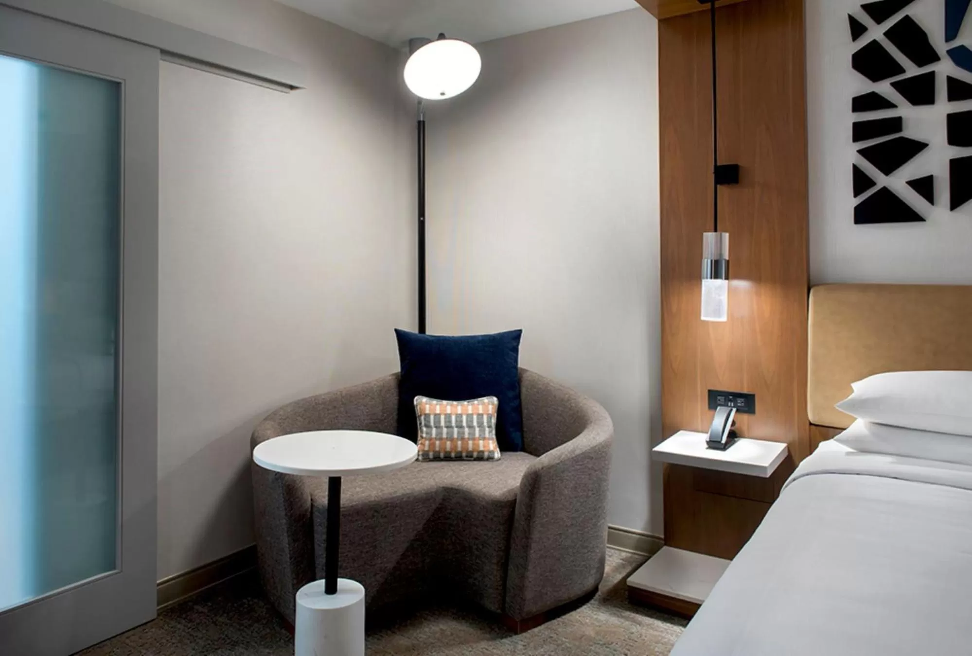 Seating area, Bed in Marriott Springfield Downtown