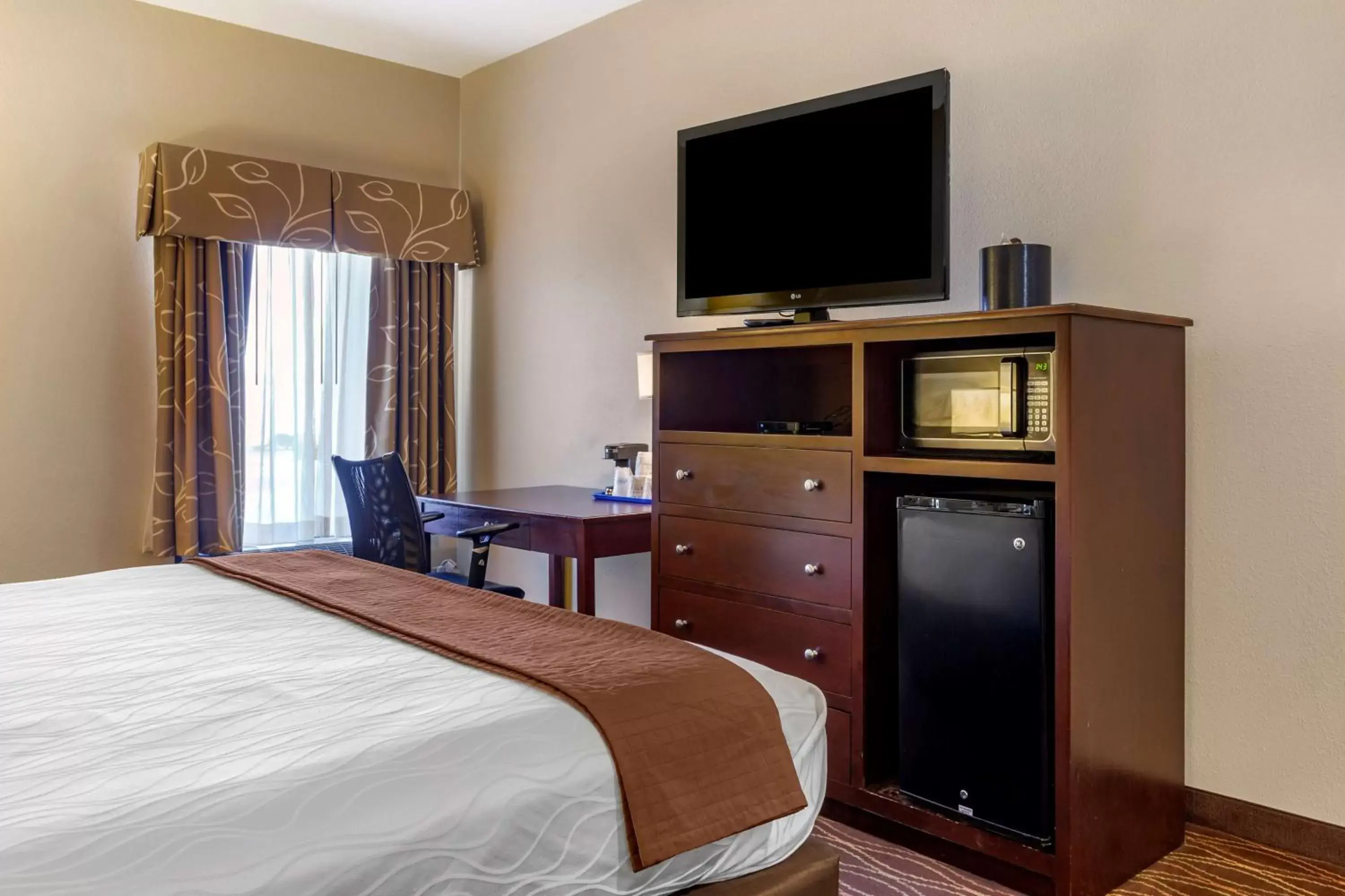 Bedroom, TV/Entertainment Center in Best Western Plus Springfield Airport Inn