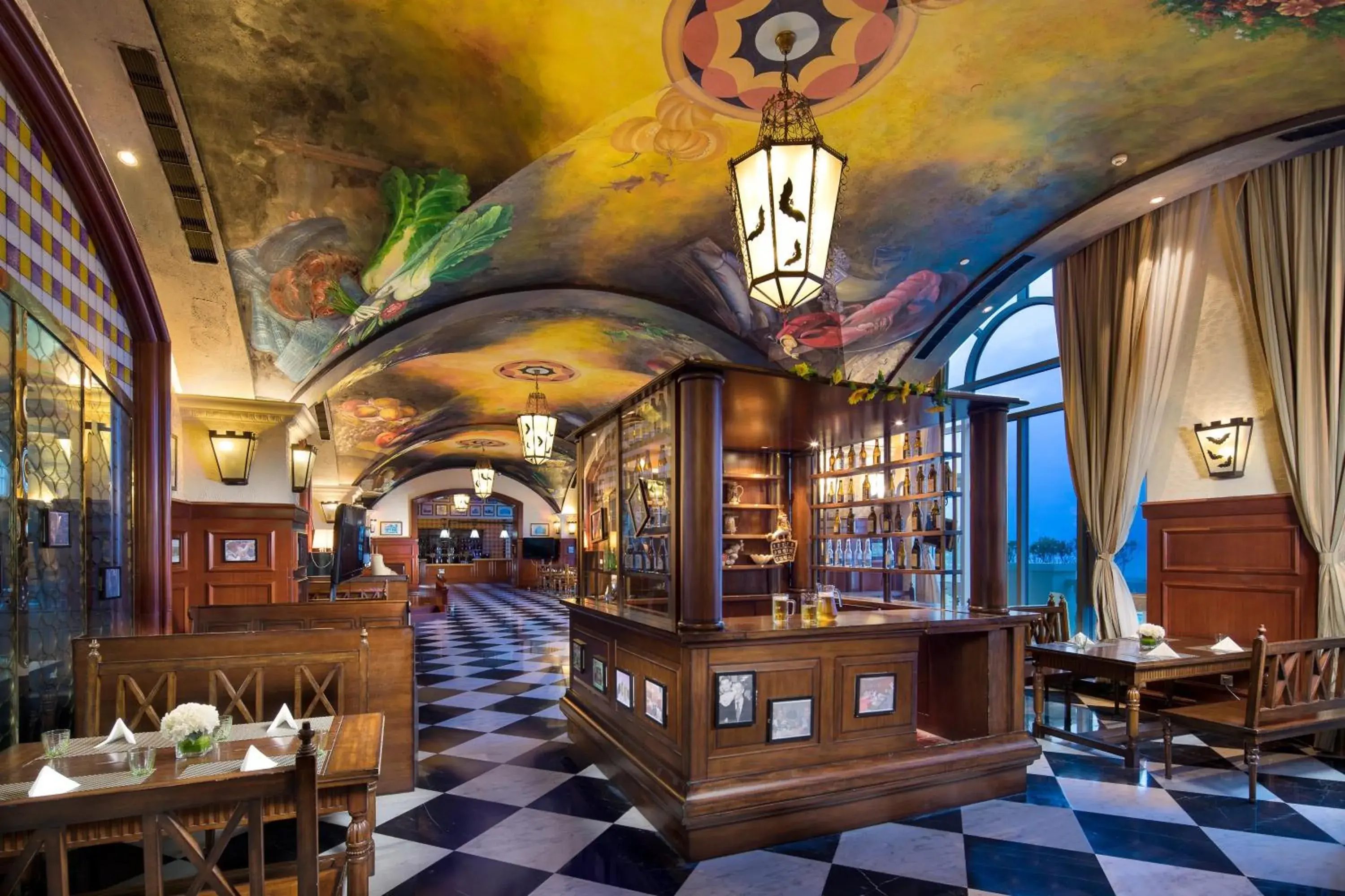 Lounge or bar in Crowne Plaza Ocean Spring Resort by IHG Lounge or bar in Crowne Plaza Ocean Spring Resort by IHG