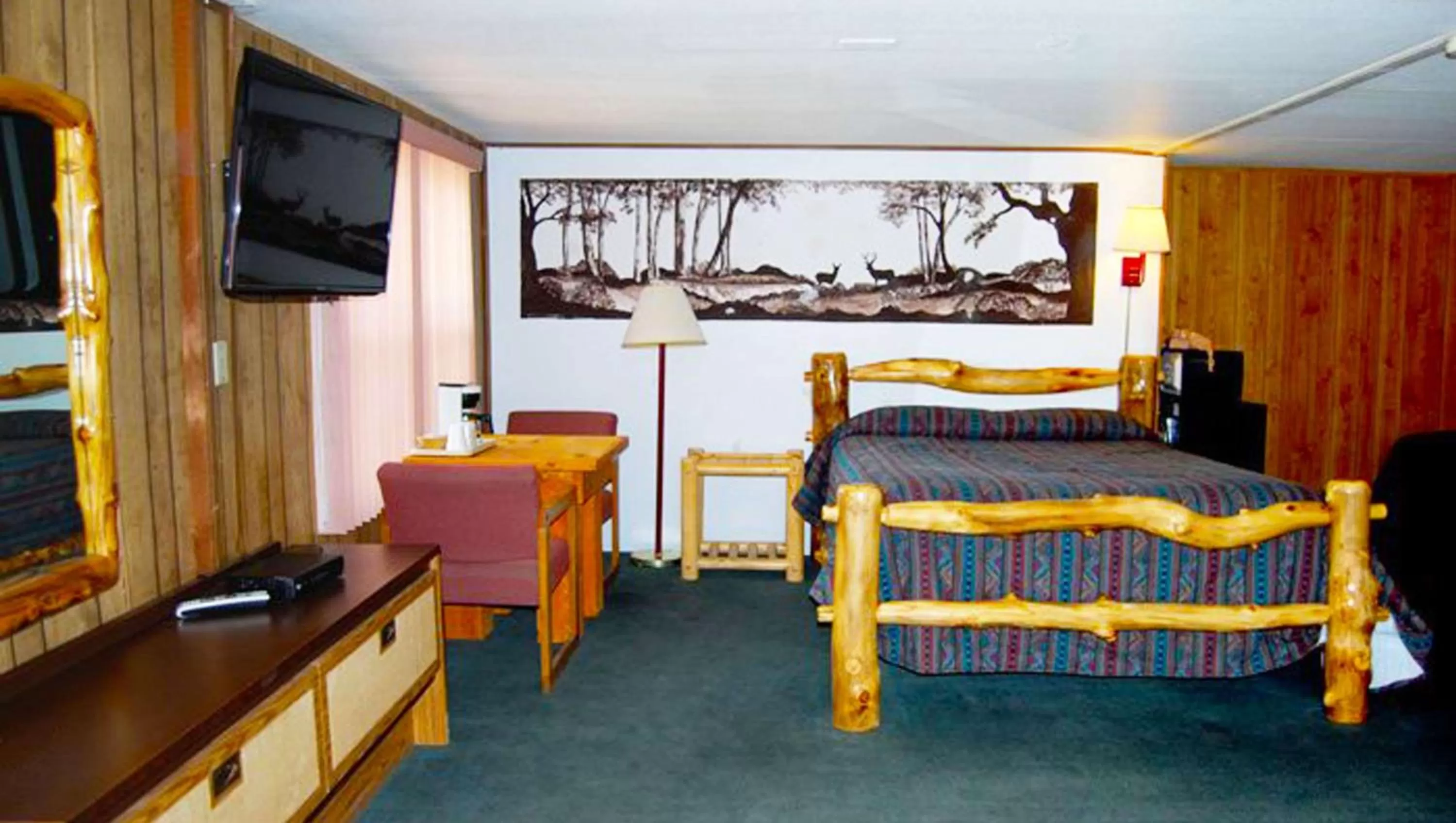 Photo of the whole room, Bed in Marianna Inn Panguitch