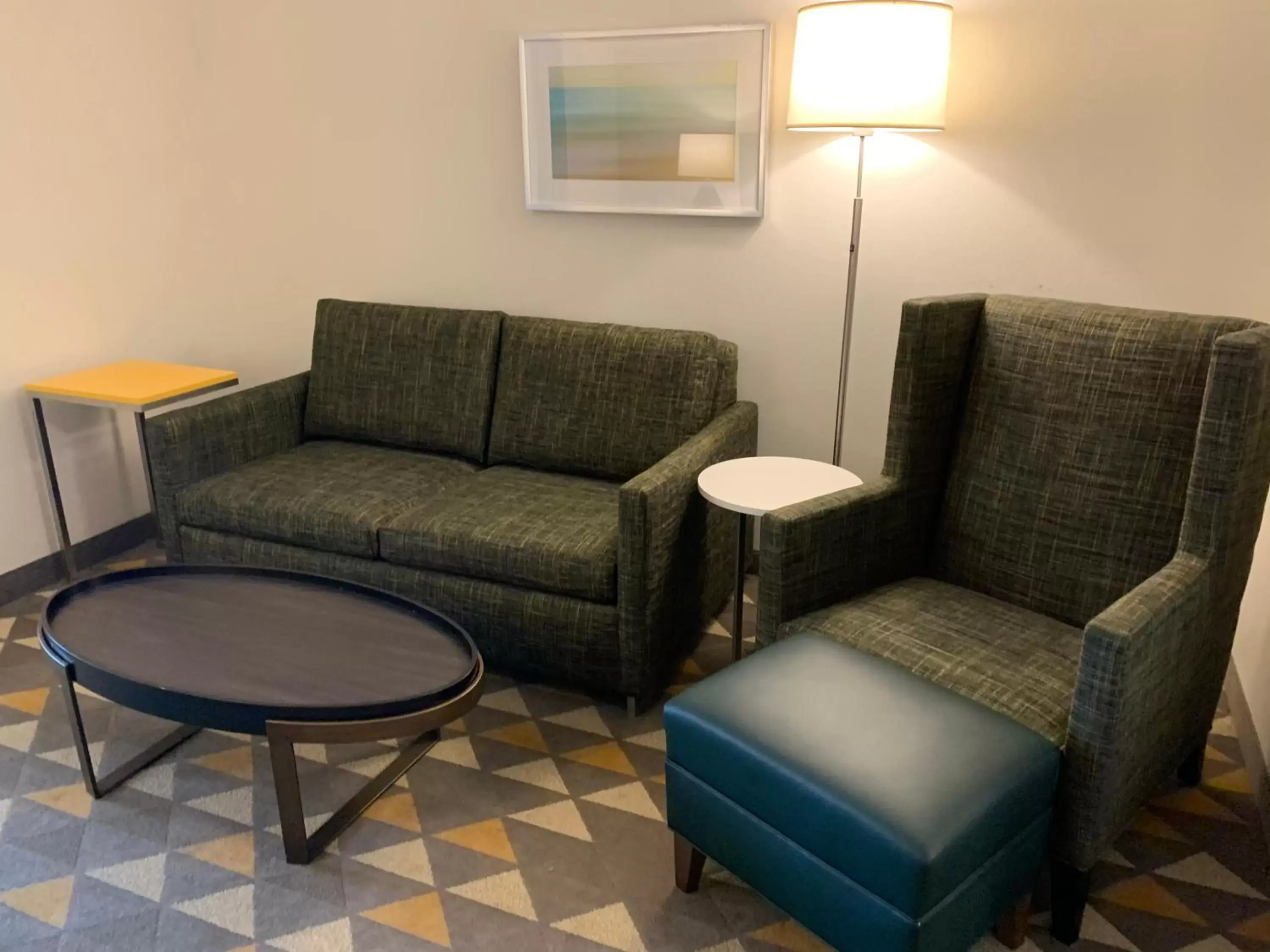 Bedroom, Seating Area in Holiday Inn Martinsburg, an IHG Hotel