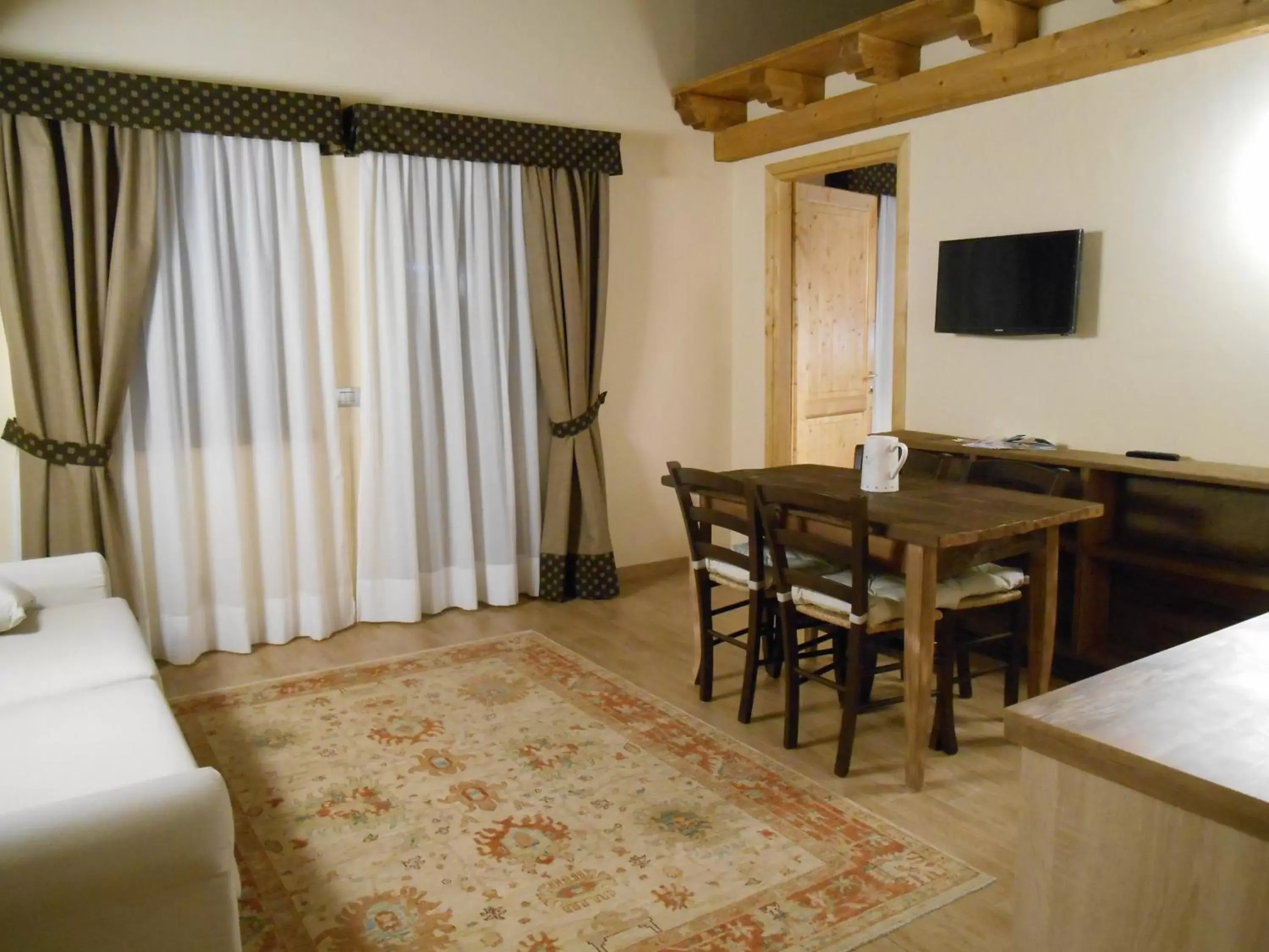 Dining area, TV/Entertainment Center in La Vigne de Papagran