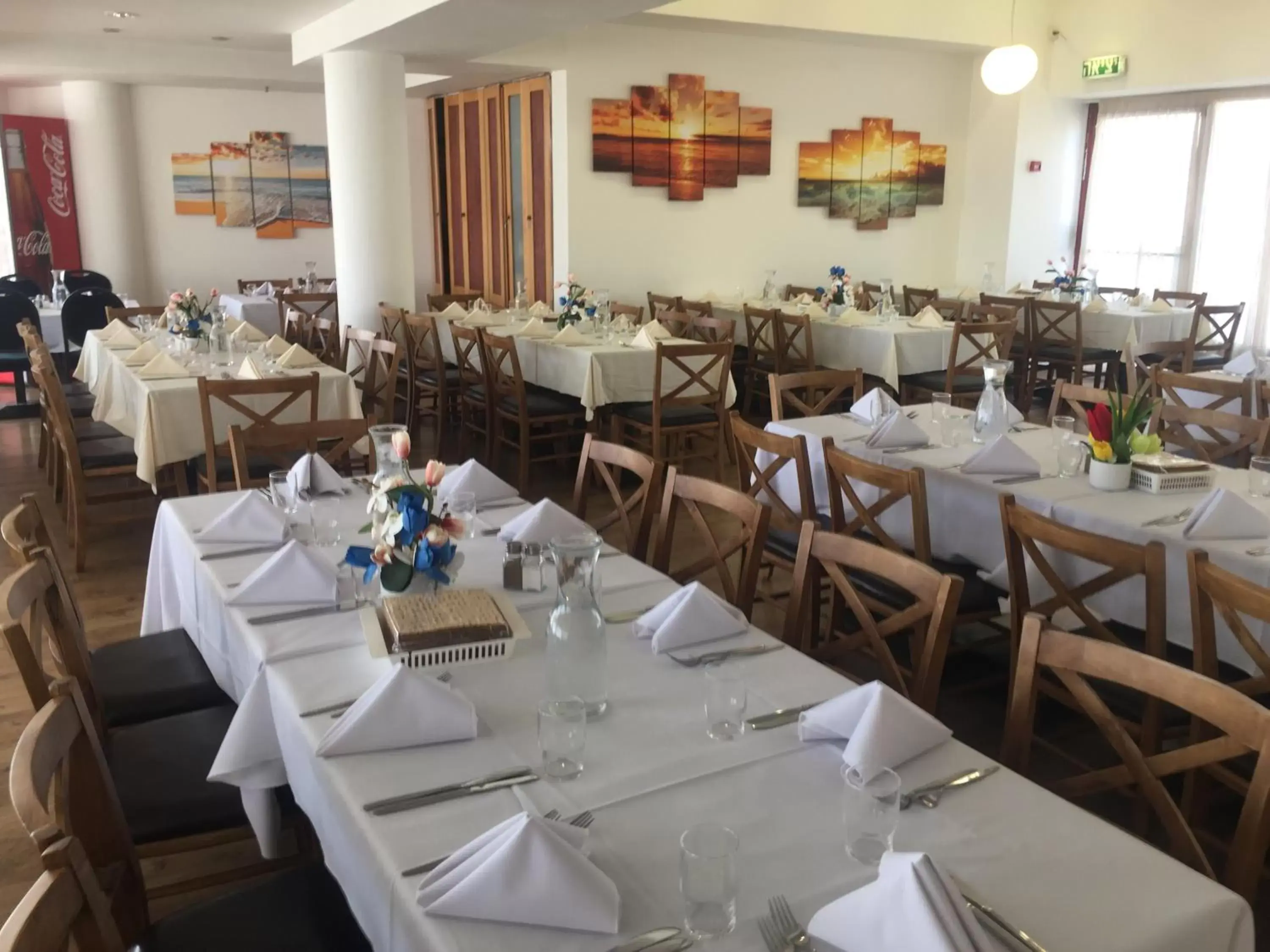 Restaurant/Places to Eat in Inbar Hotel