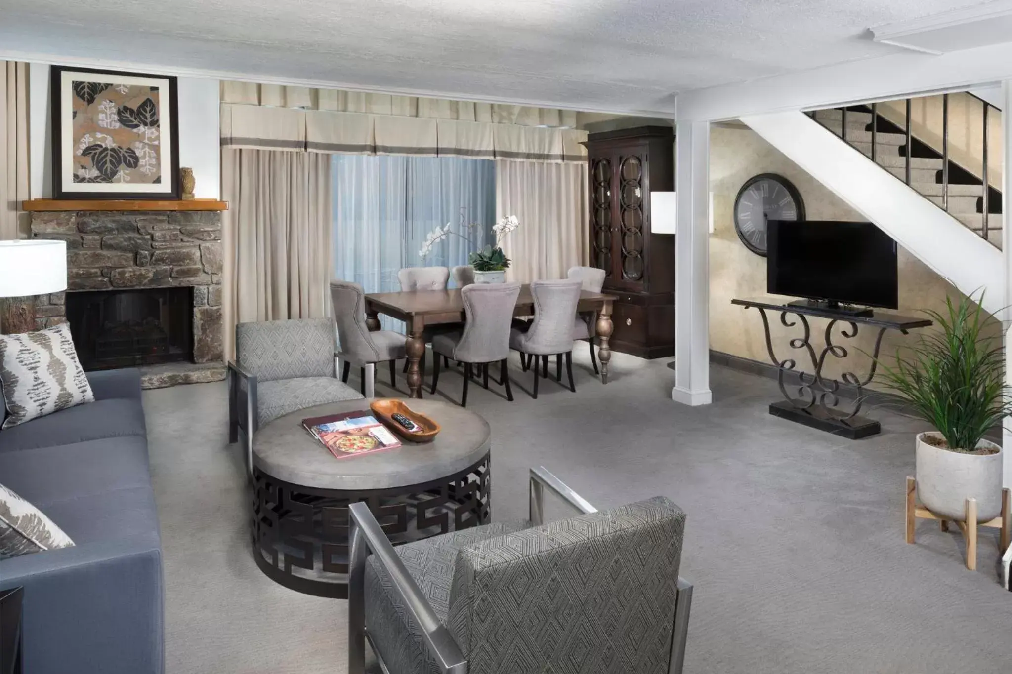 Bedroom, Lounge/Bar in Crowne Plaza Resort Asheville, an IHG Hotel