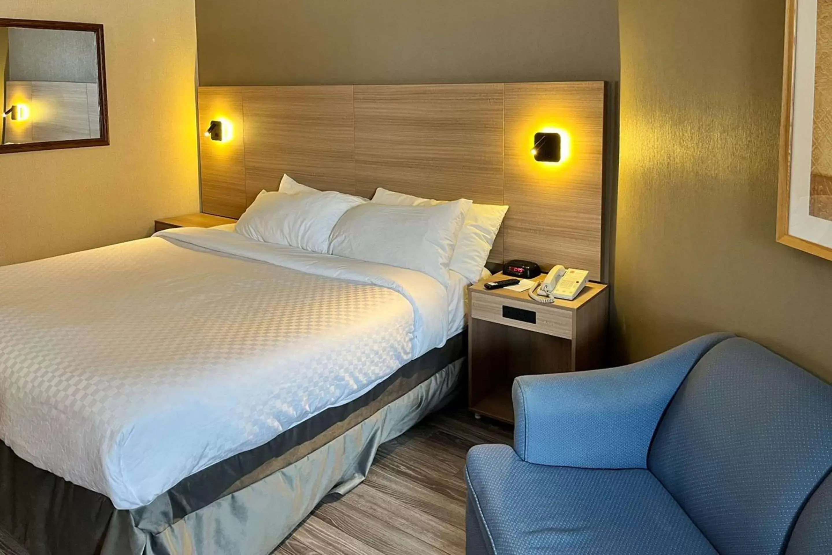 Bedroom, Bed in Econo Lodge Airport Quebec