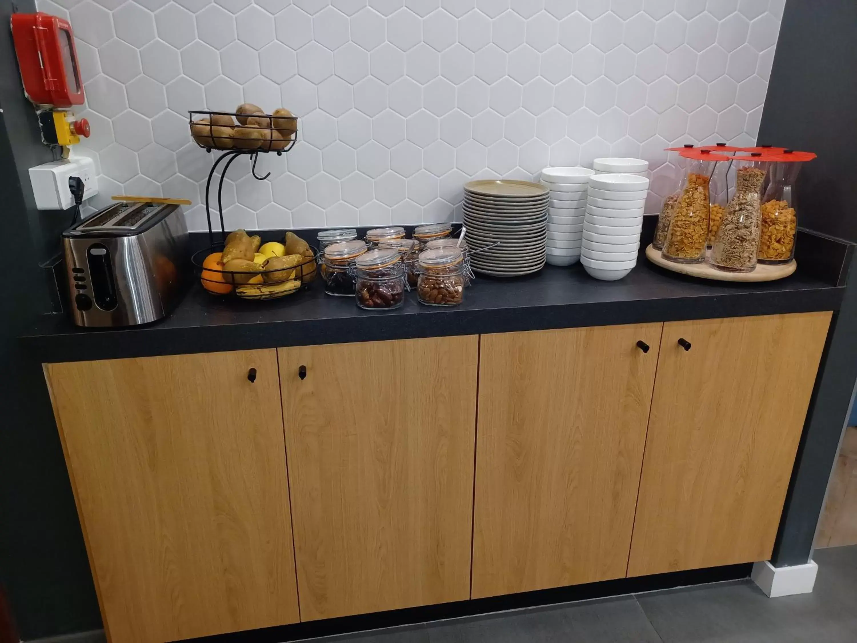 Breakfast, Kitchen/Kitchenette in Holiday Inn Calais-Centre, an IHG Hotel