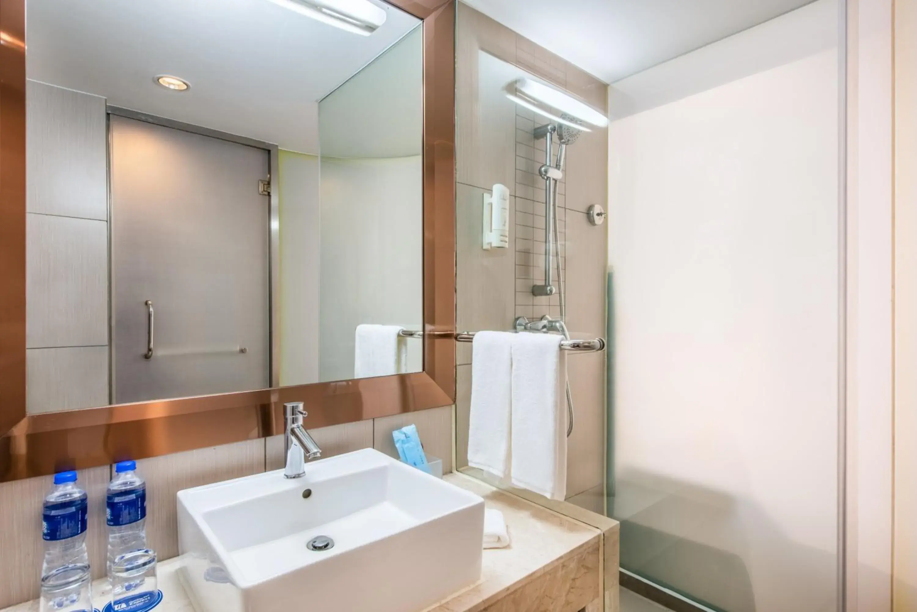 Bathroom in Holiday Inn Express Hefei South, an IHG Hotel