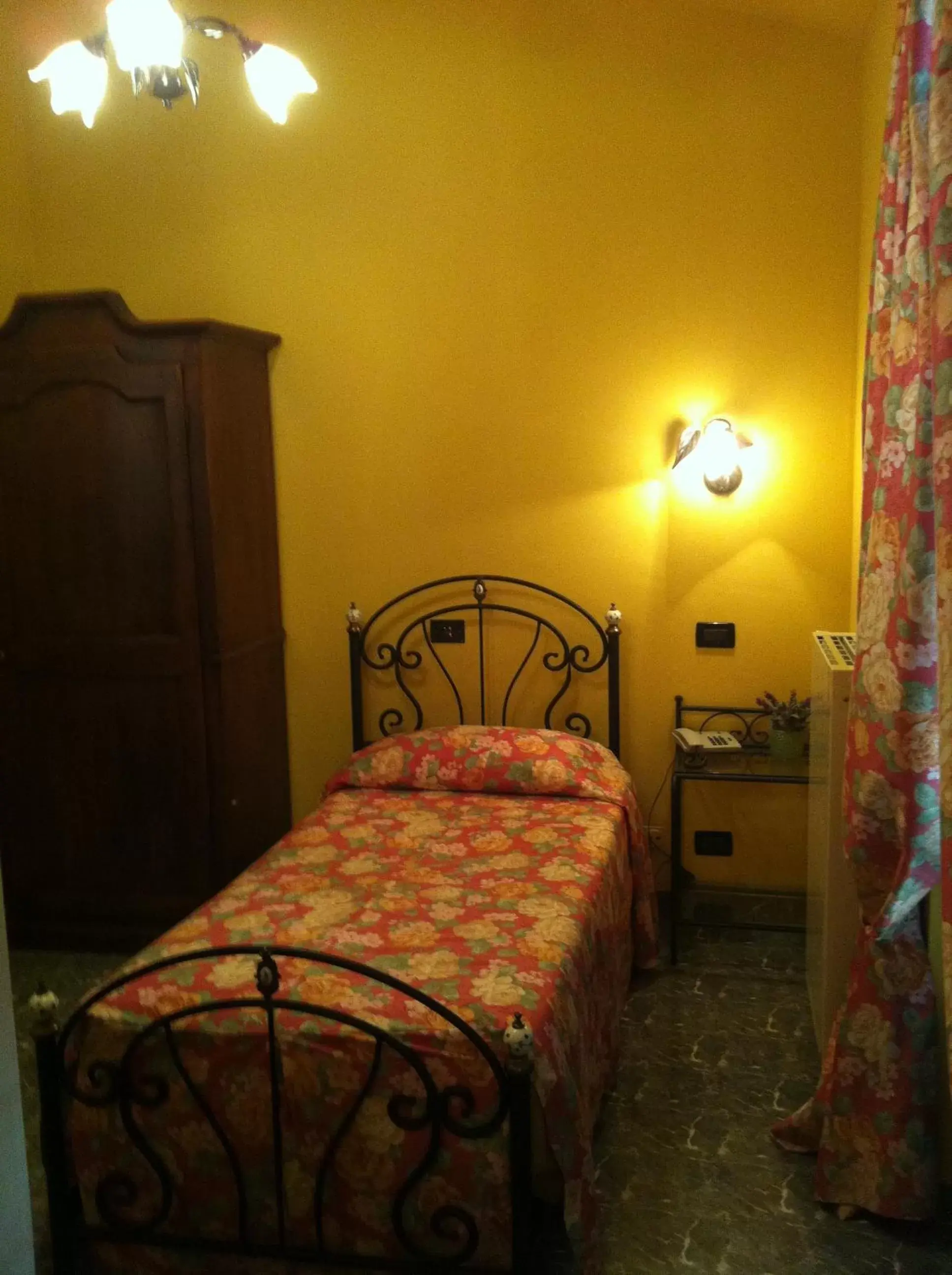 Photo of the whole room, Bed in Le Lanterne