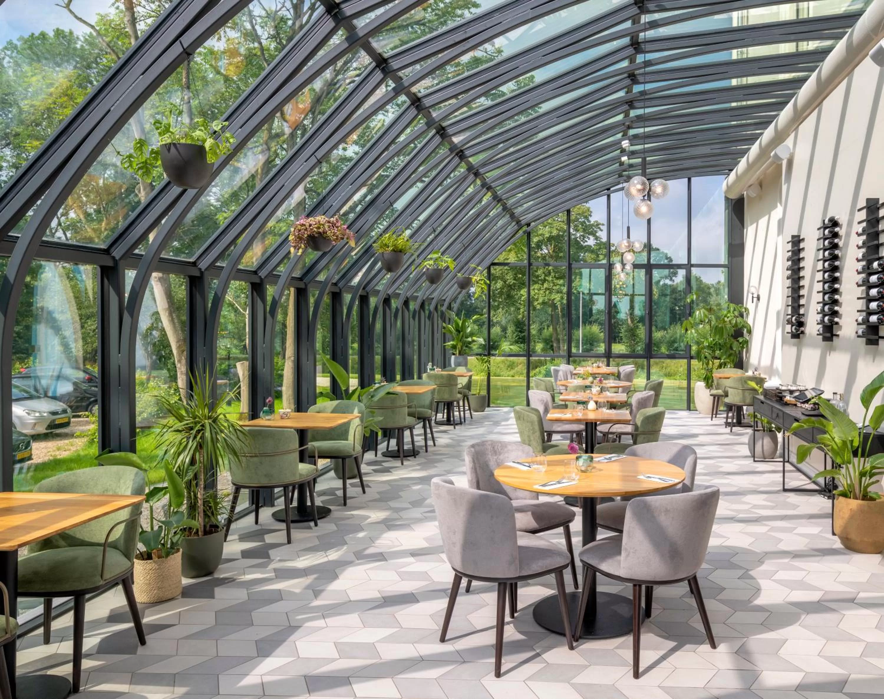 Restaurant/places to eat in Hotel Flora Batava