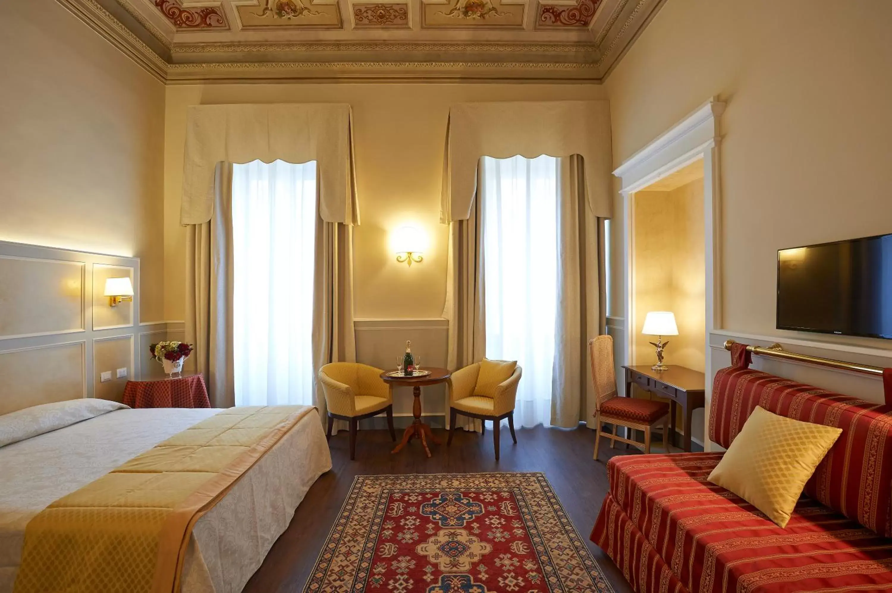 Bedroom, TV/Entertainment Center in Hotel Firenze Capitale