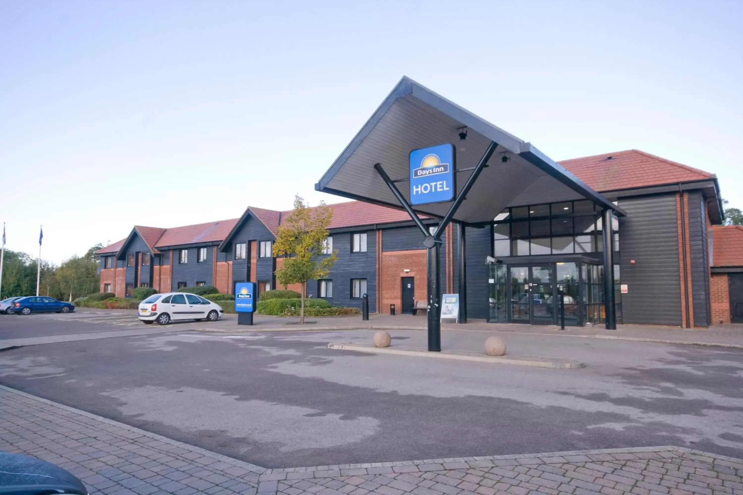 Facade/entrance, Property Building in Days Inn Stevenage North