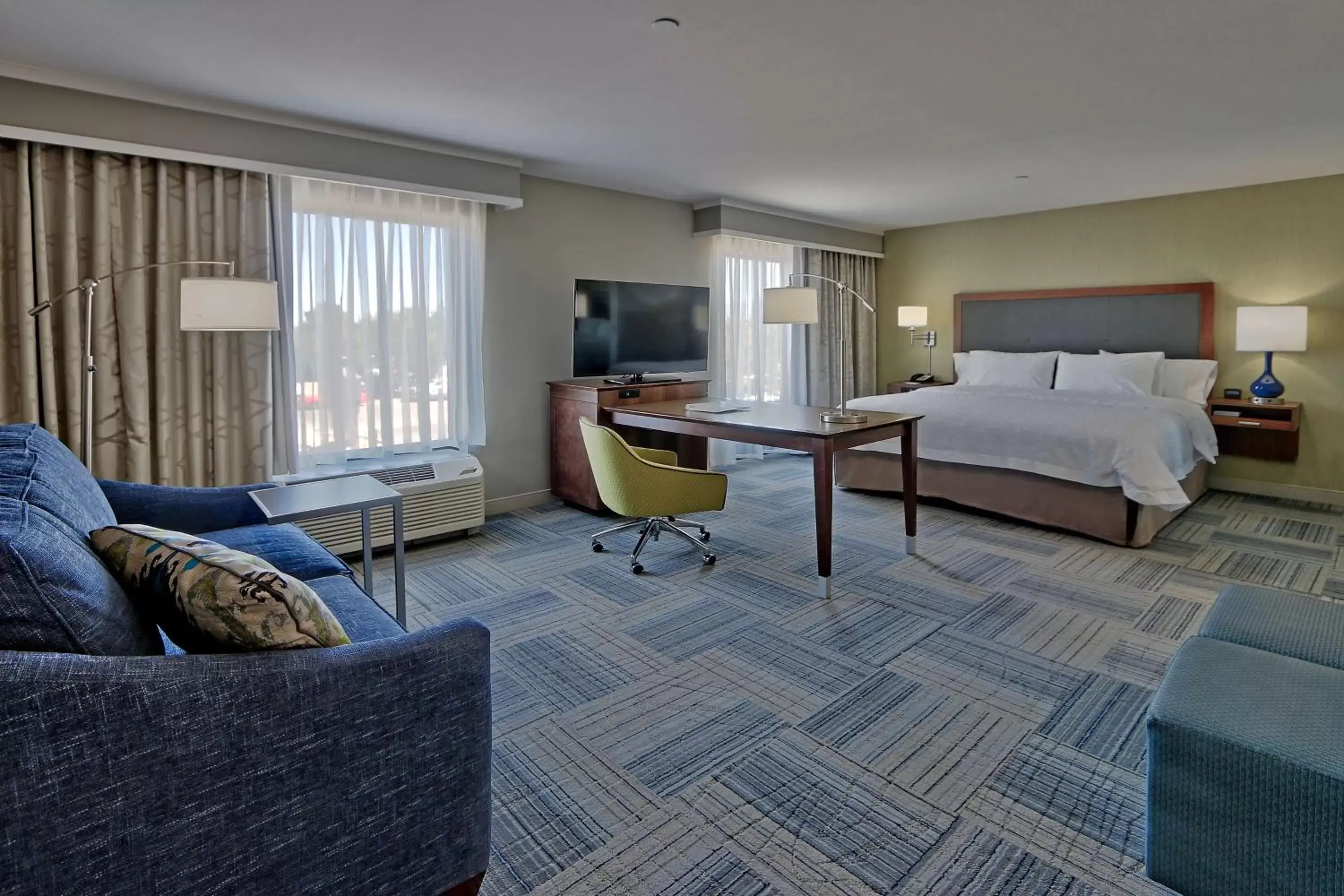 Bed in Hampton Inn & Suites Las Cruces I-10, Nm
