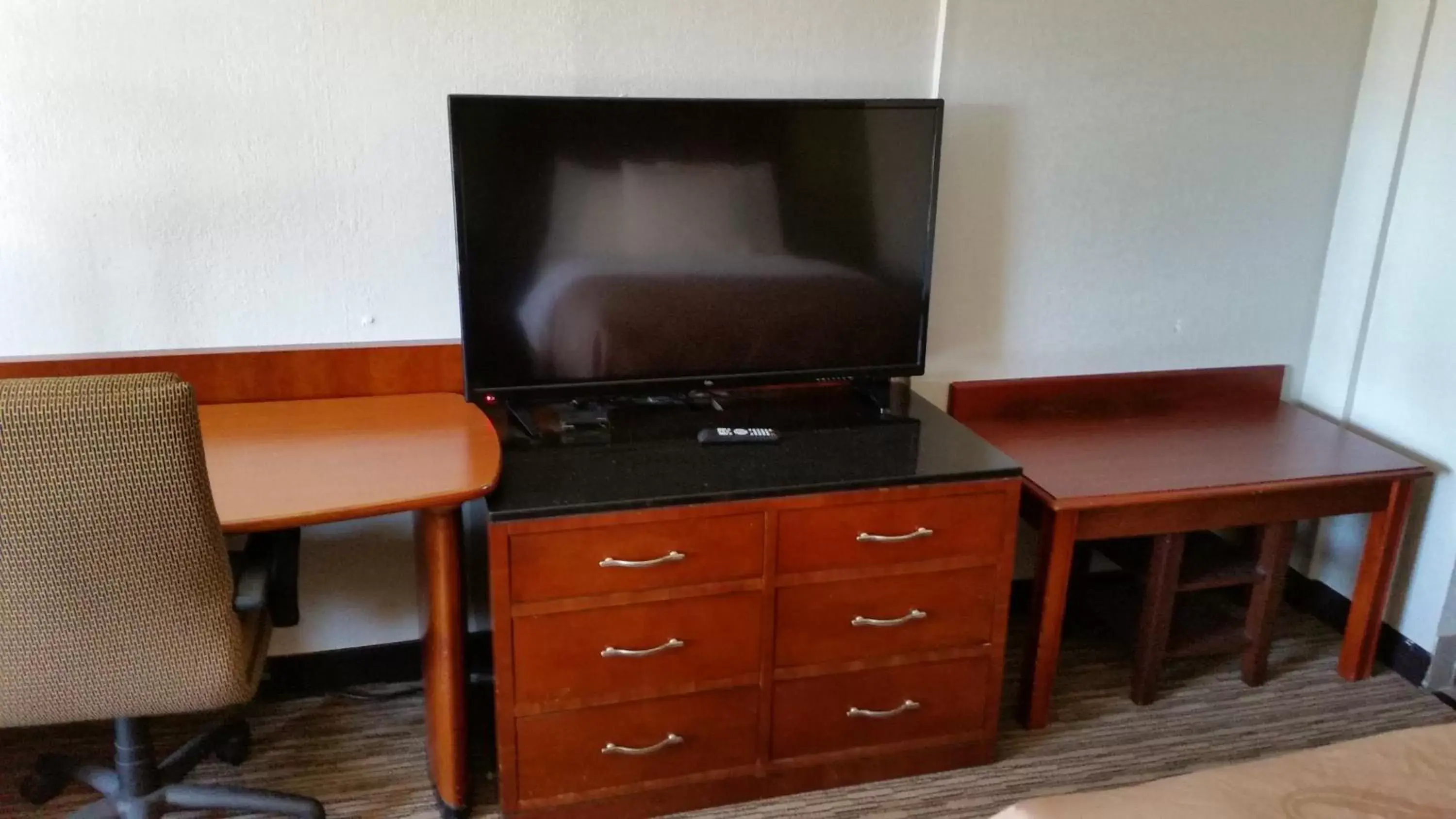 Photo of the whole room, TV/Entertainment Center in Quality Inn Forsyth