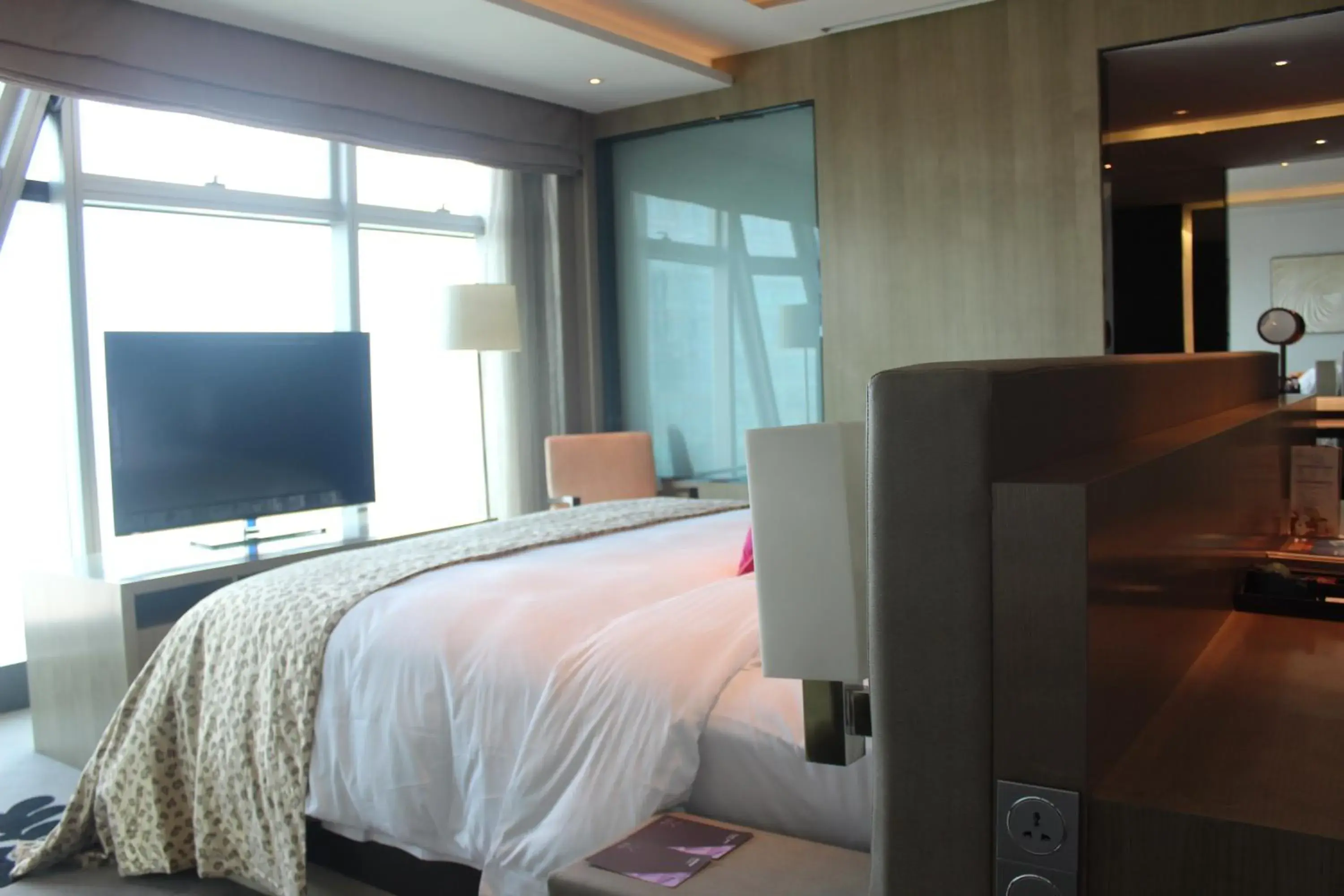 Bed, TV/Entertainment Center in Wongtee V Hotel