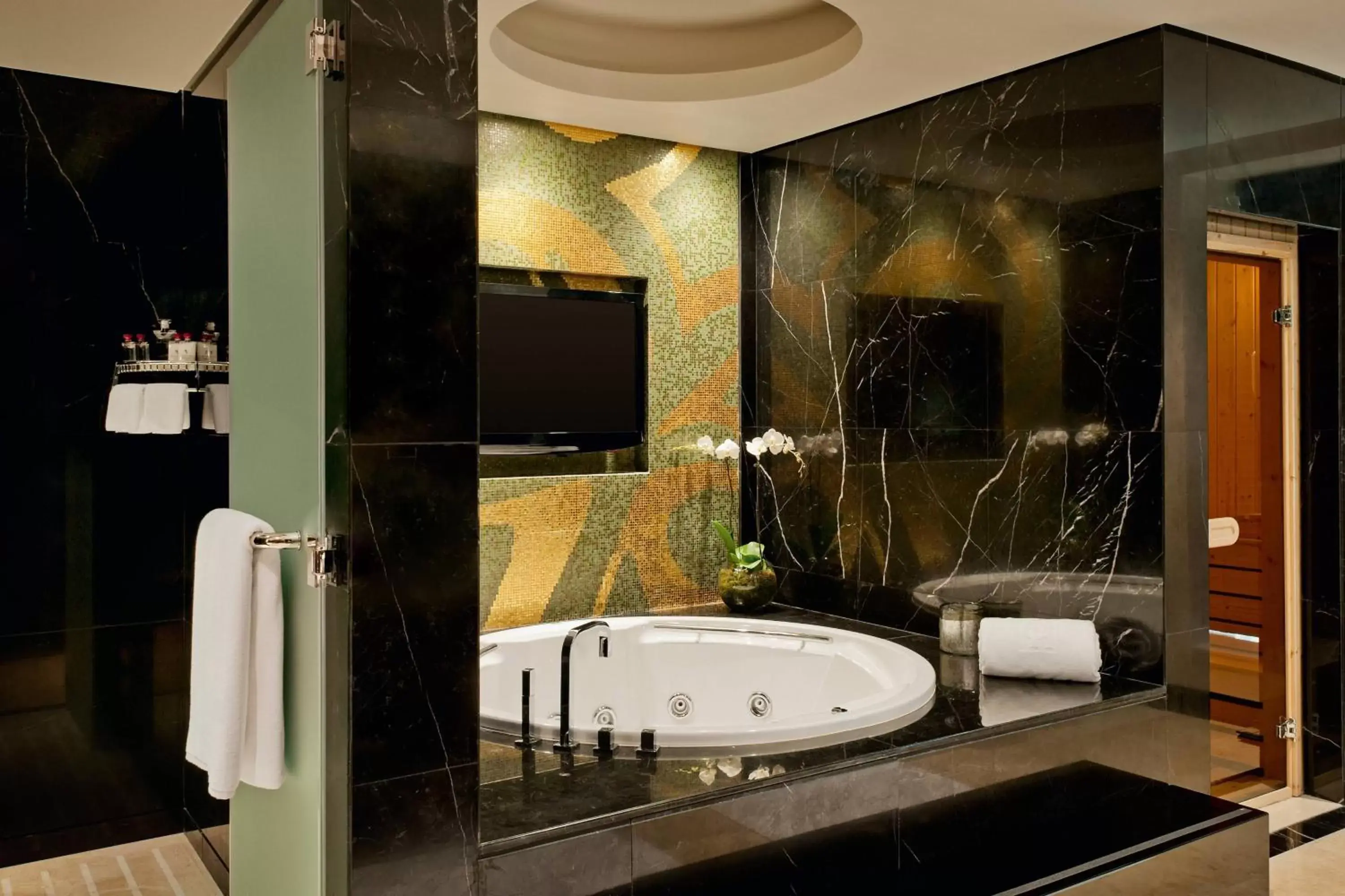 Photo of the whole room, Bathroom in Grosvenor House, a Luxury Collection Hotel, Dubai