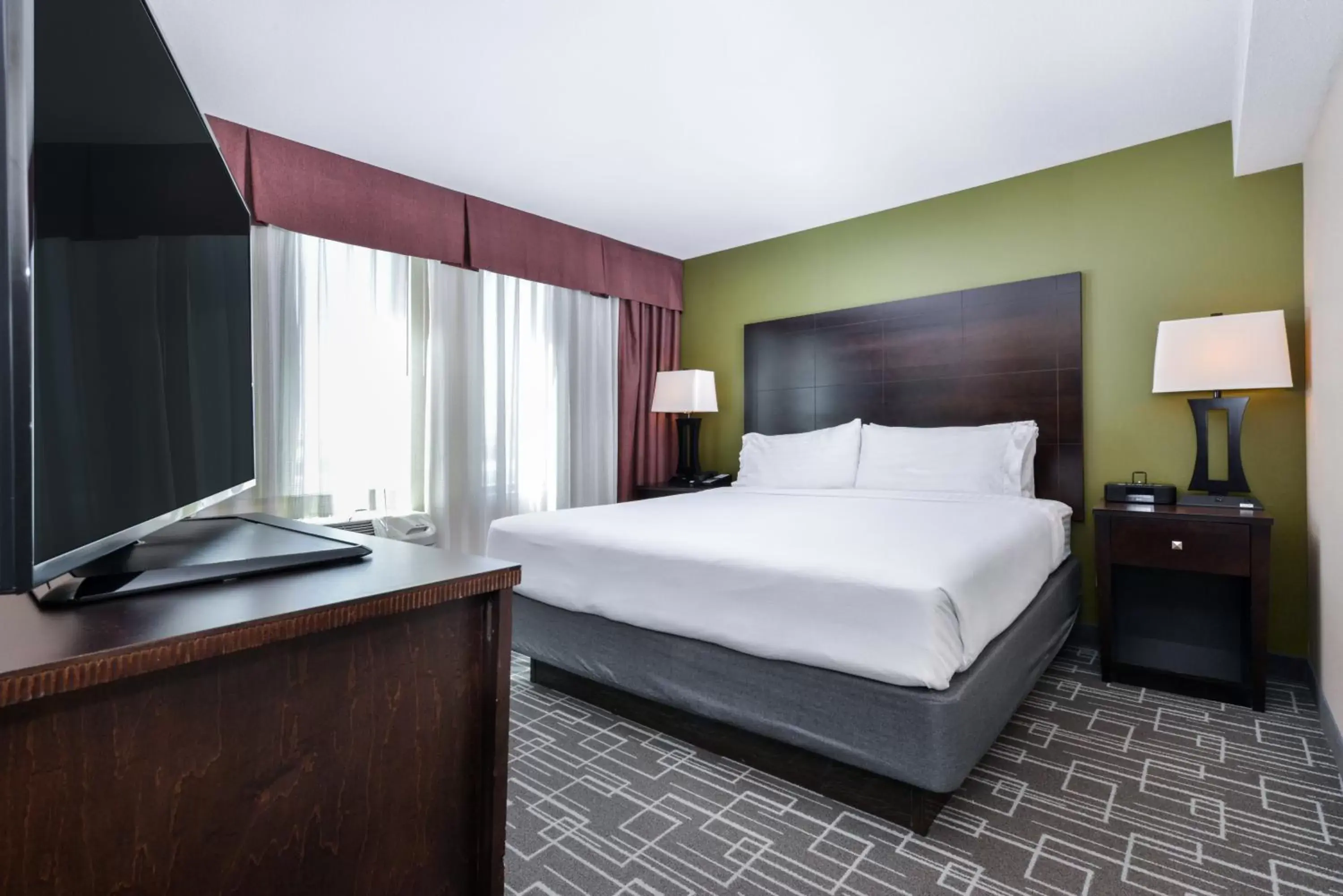 Photo of the whole room, Bed in Holiday Inn Charlotte Center City, an IHG Hotel